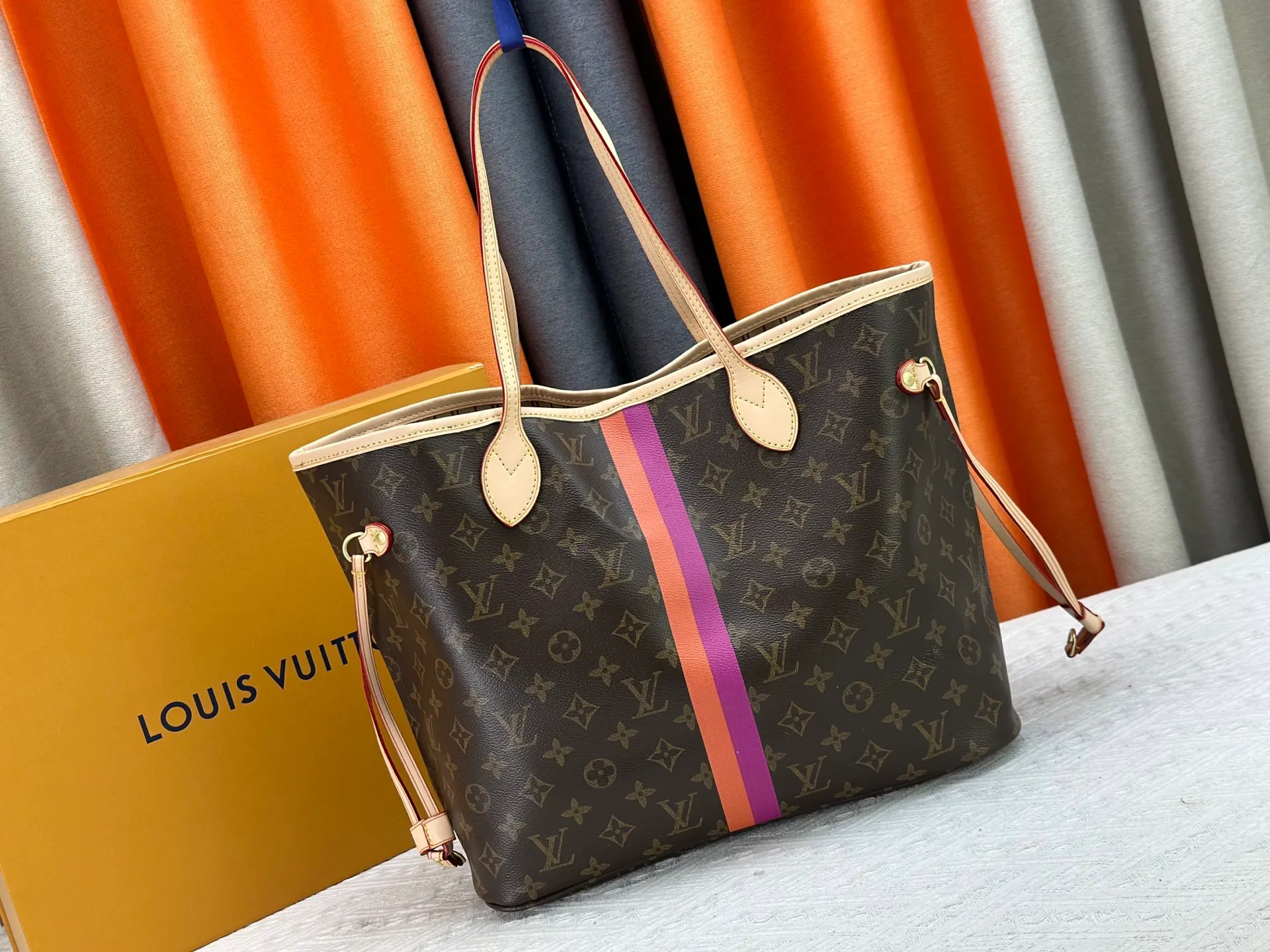 P240 Upgraded original M13758 M14210 M45686 M46649 M58907 M13675 M40995 This Neverfull medium handbag uses embossing and printing processes to depict the Monogram pattern on the cow leather. Tighten the side straps and the tote instantly transforms into an elegant urban handbag; the long handle makes it easy to carry over the shoulder or elbow. 31.0 x 28.0 x 14.0 cm (length x height x width)