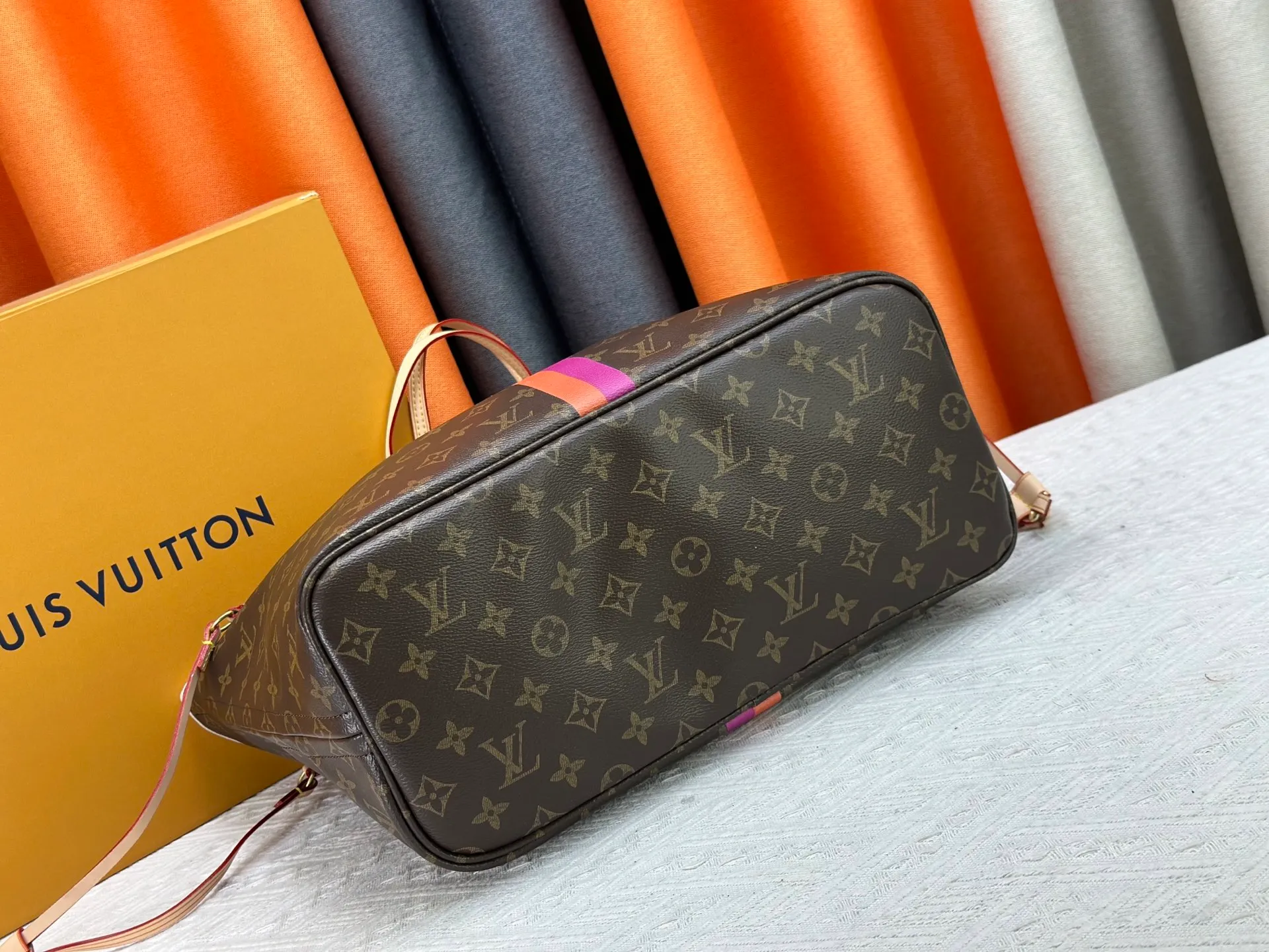 P240 Upgraded original M13758 M14210 M45686 M46649 M58907 M13675 M40995 This Neverfull medium handbag uses embossing and printing processes to depict the Monogram pattern on the cow leather. Tighten the side straps and the tote instantly transforms into an elegant urban handbag; the long handle makes it easy to carry over the shoulder or elbow. 31.0 x 28.0 x 14.0 cm (length x height x width)
