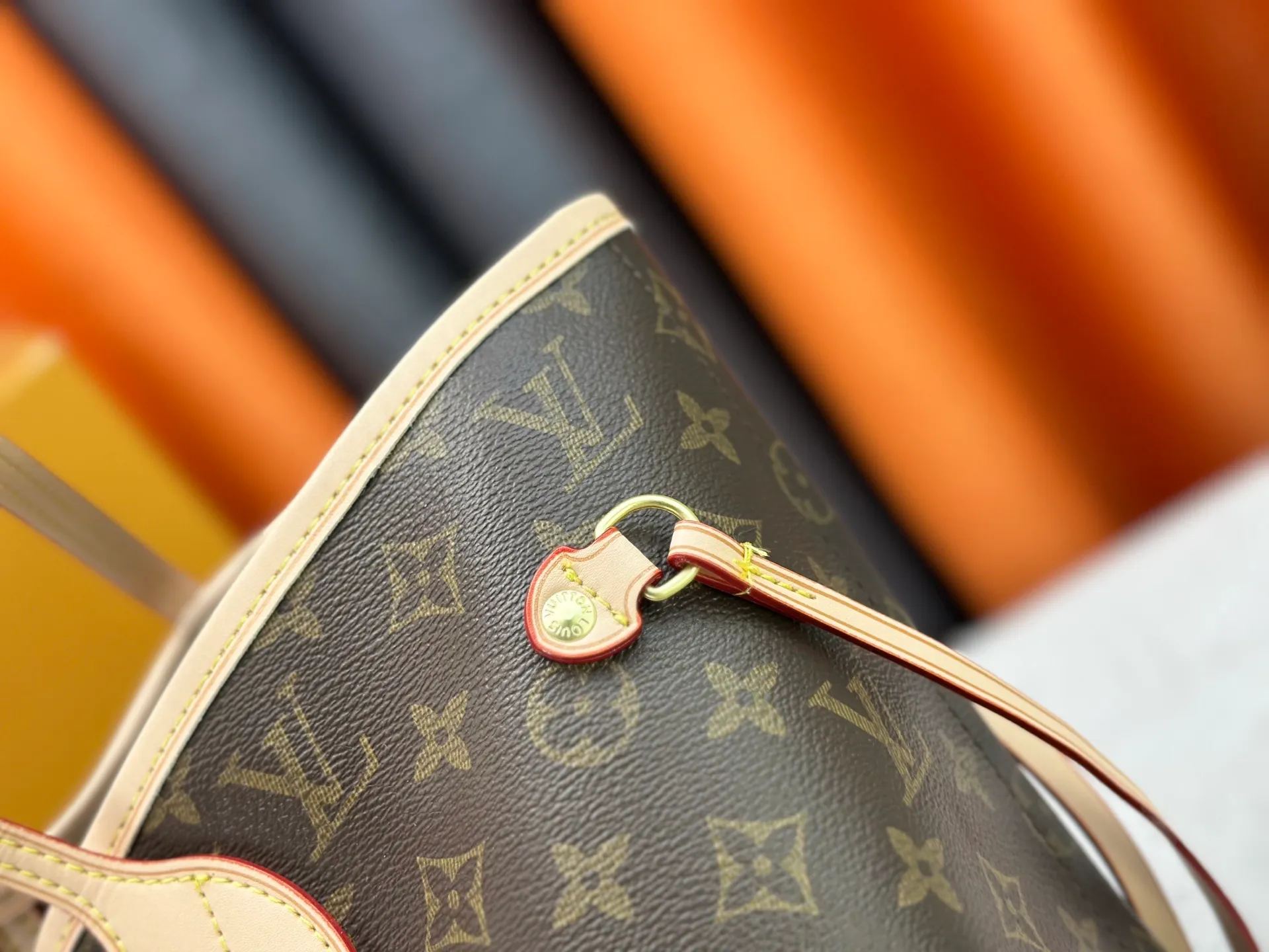 P240 Upgraded original M13758 M14210 M45686 M46649 M58907 M13675 M40995 This Neverfull medium handbag uses embossing and printing processes to depict the Monogram pattern on the cow leather. Tighten the side straps and the tote instantly transforms into an elegant urban handbag; the long handle makes it easy to carry over the shoulder or elbow. 31.0 x 28.0 x 14.0 cm (length x height x width)