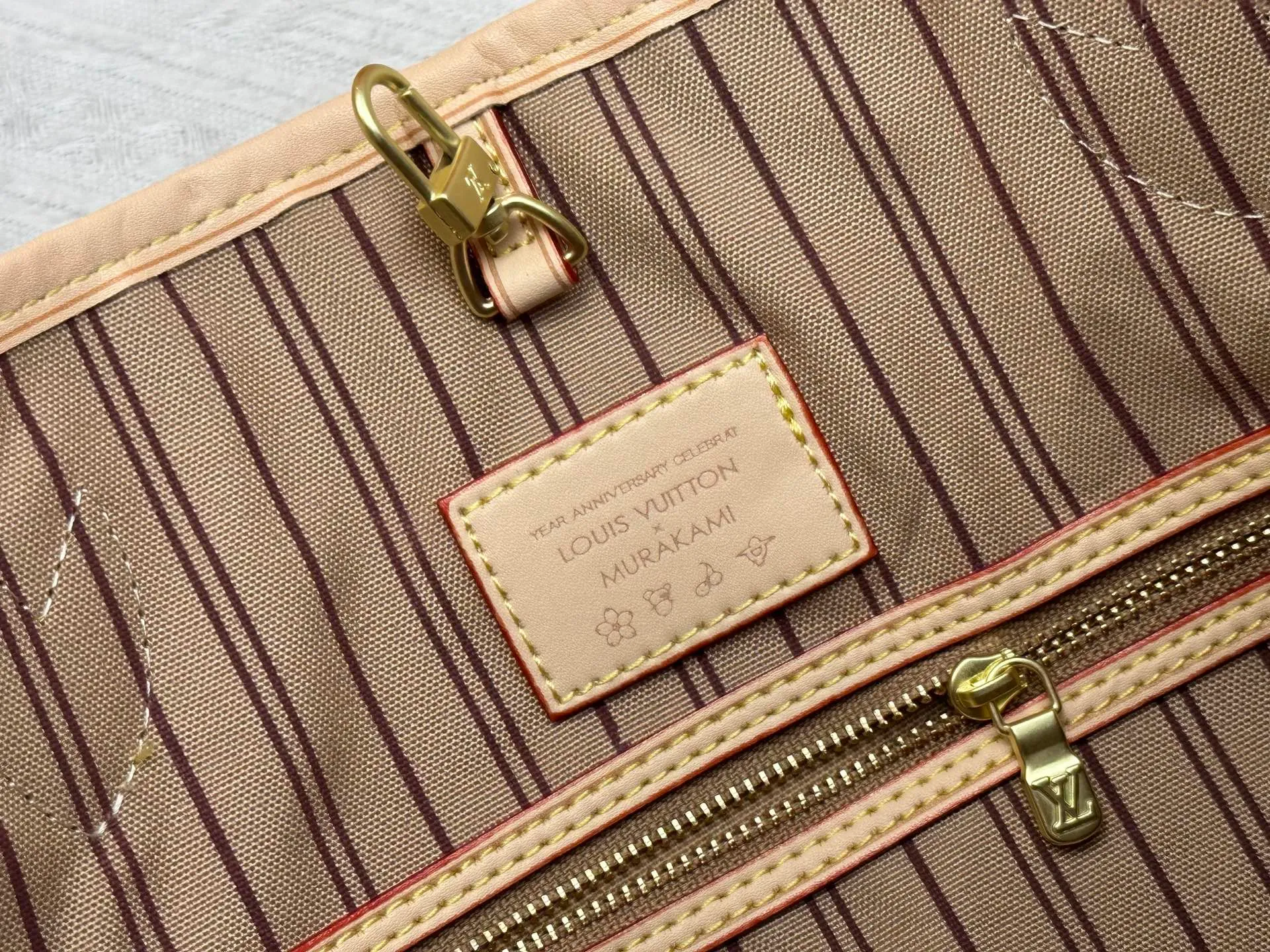 P240 Upgraded original M13758 M14210 M45686 M46649 M58907 M13675 M40995 This Neverfull medium handbag uses embossing and printing processes to depict the Monogram pattern on the cow leather. Tighten the side straps and the tote instantly transforms into an elegant urban handbag; the long handle makes it easy to carry over the shoulder or elbow. 31.0 x 28.0 x 14.0 cm (length x height x width)