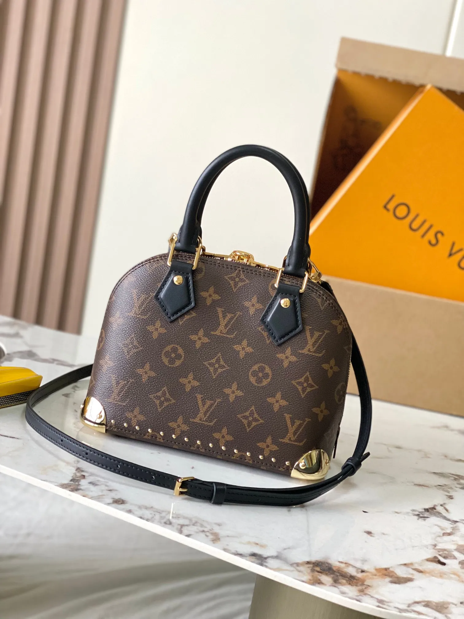 p1720 [Special grade MB163c chip version original leather] This Alma BB handbag model: M26084 Material: A-grade all-steel hardware, imported original fabric Packaging: full set of original duty-free MB packaging Dimensions: 22 x 19x 11 cm