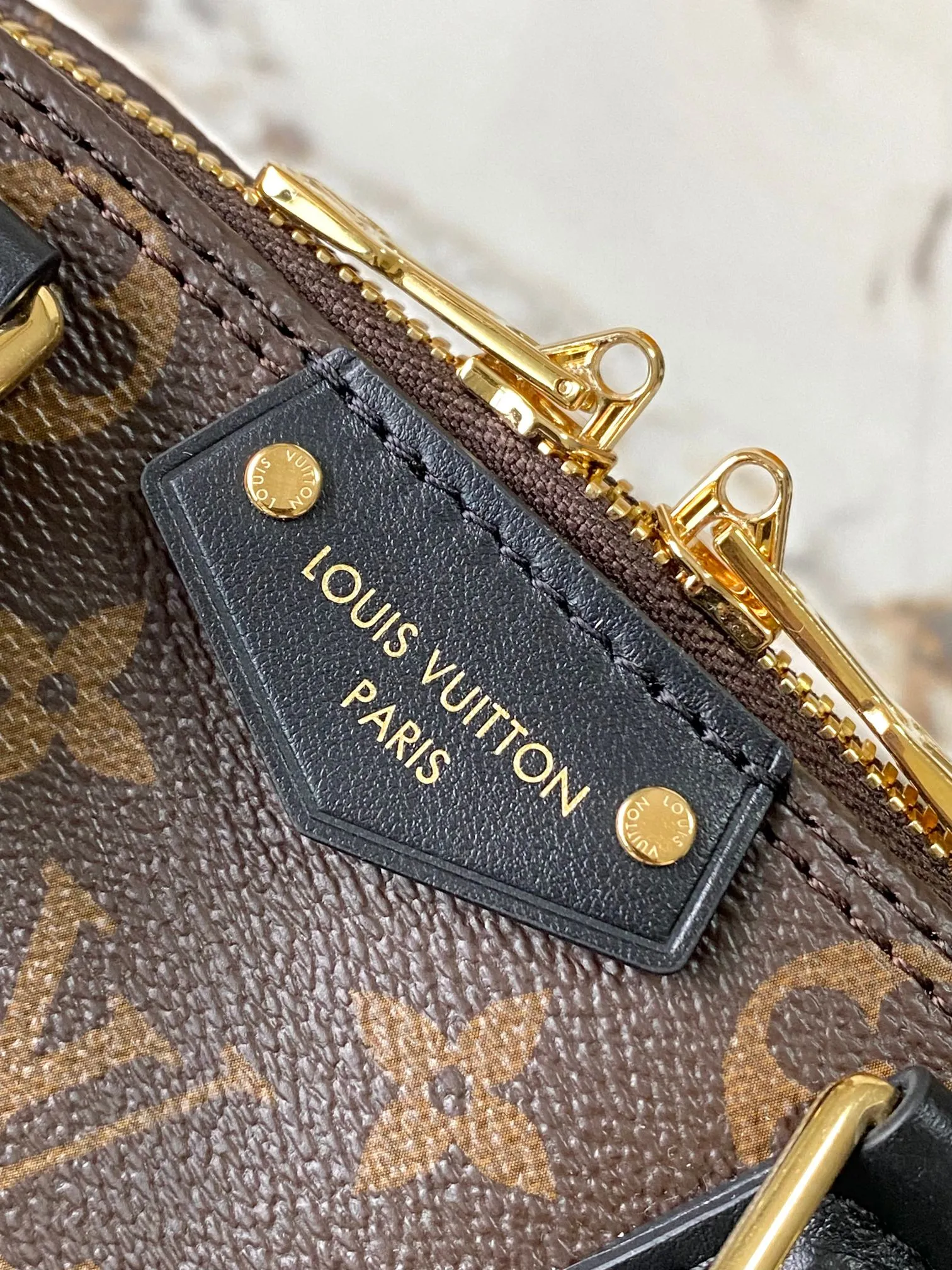 p1720 [Special grade MB163c chip version original leather] This Alma BB handbag model: M26084 Material: A-grade all-steel hardware, imported original fabric Packaging: full set of original duty-free MB packaging Dimensions: 22 x 19x 11 cm