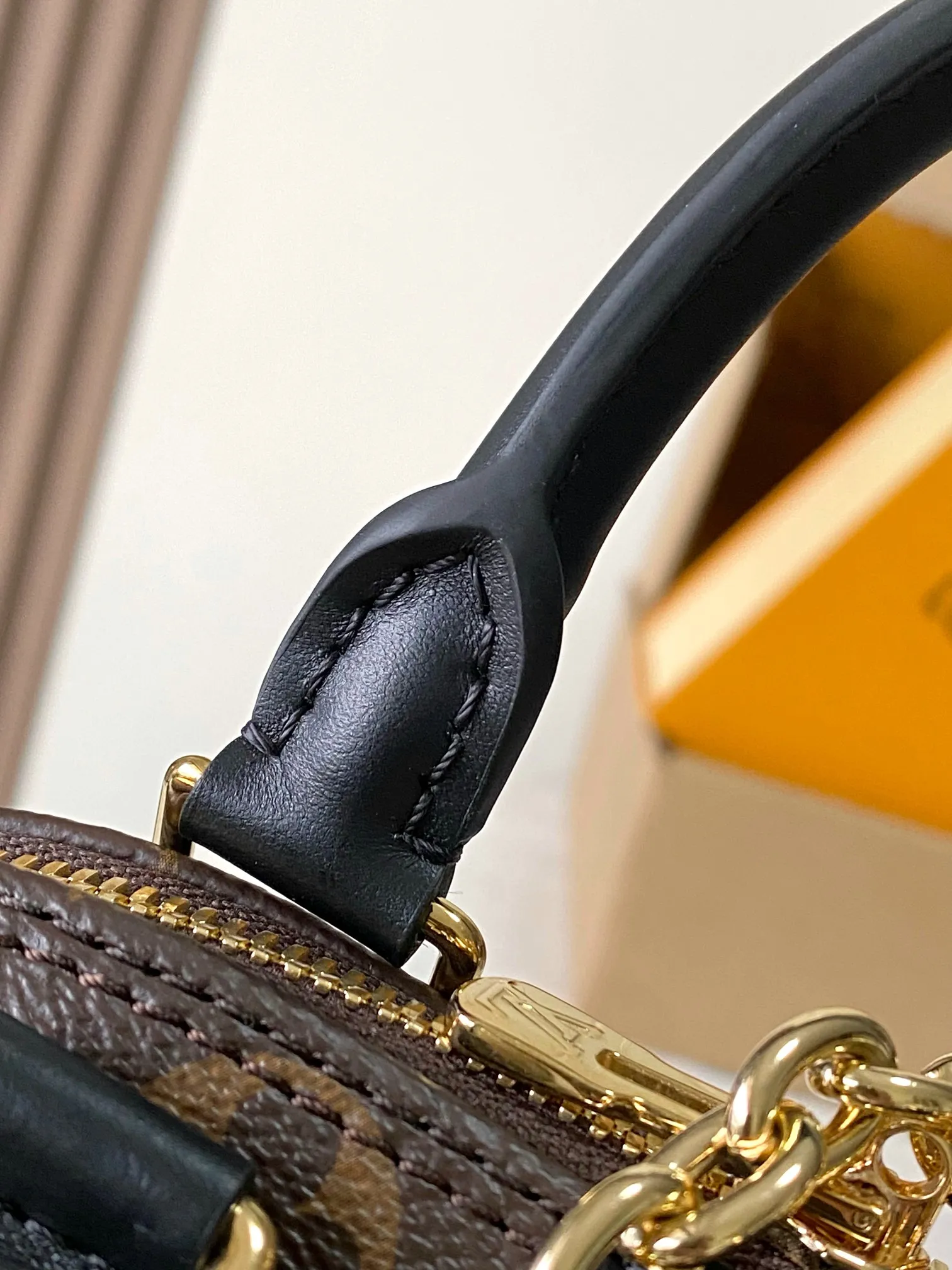 p1720 [Special grade MB163c chip version original leather] This Alma BB handbag model: M26084 Material: A-grade all-steel hardware, imported original fabric Packaging: full set of original duty-free MB packaging Dimensions: 22 x 19x 11 cm