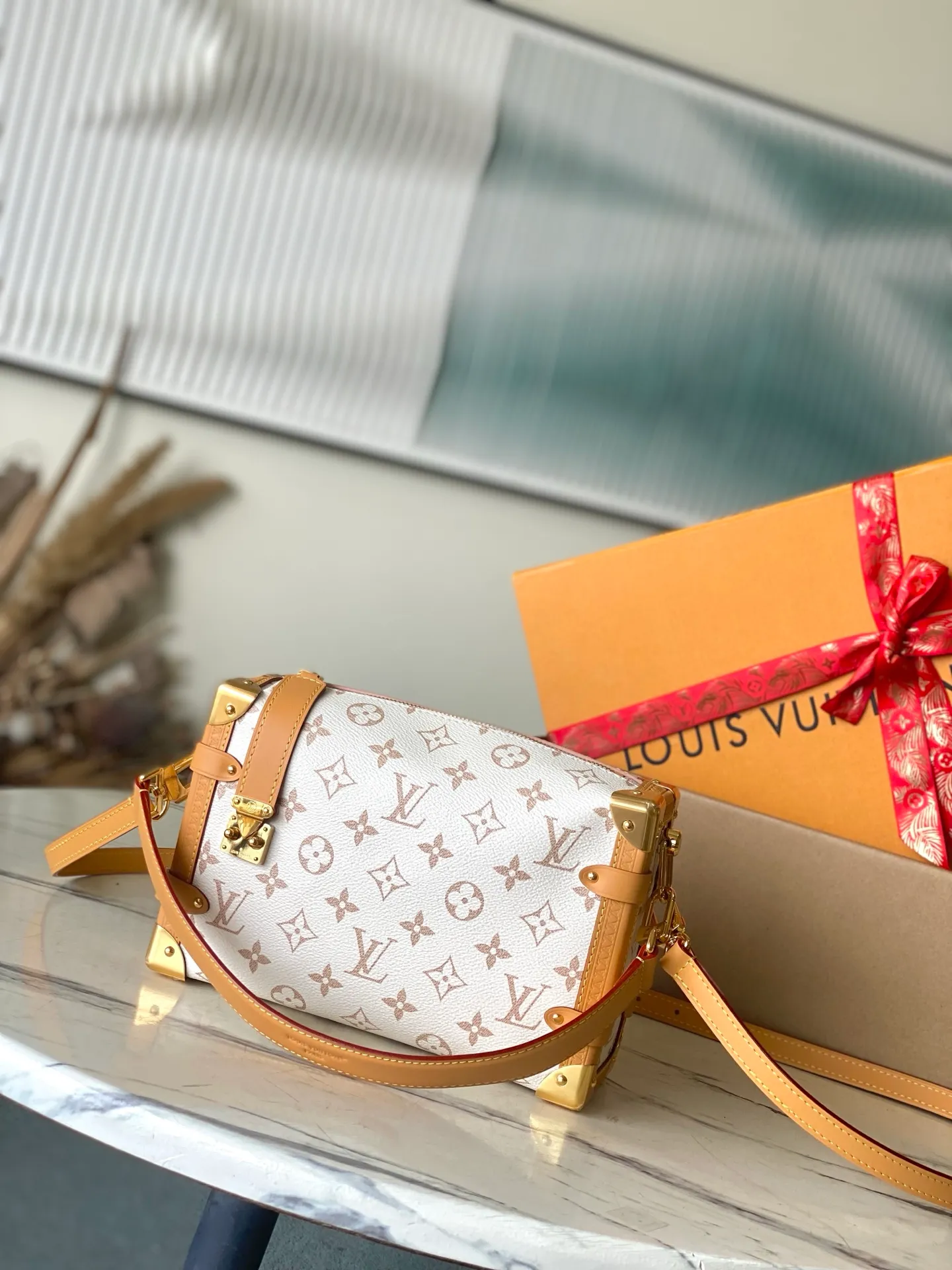💰1080 Top original order M26287 This Side Trunk medium handbag is dipped in the brand's classic Monogram canvas in soft dune tones, and then trimmed with cow leather to create a visual contrast. The dazzling S-lock and metal corners add sophisticated touches. Dimensions: 23.5 × 16 × 8.5 cm