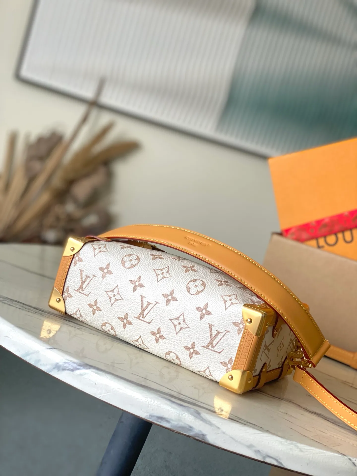 💰1080 Top original order M26287 This Side Trunk medium handbag is dipped in the brand's classic Monogram canvas in soft dune tones, and then trimmed with cow leather to create a visual contrast. The dazzling S-lock and metal corners add sophisticated touches. Dimensions: 23.5 × 16 × 8.5 cm