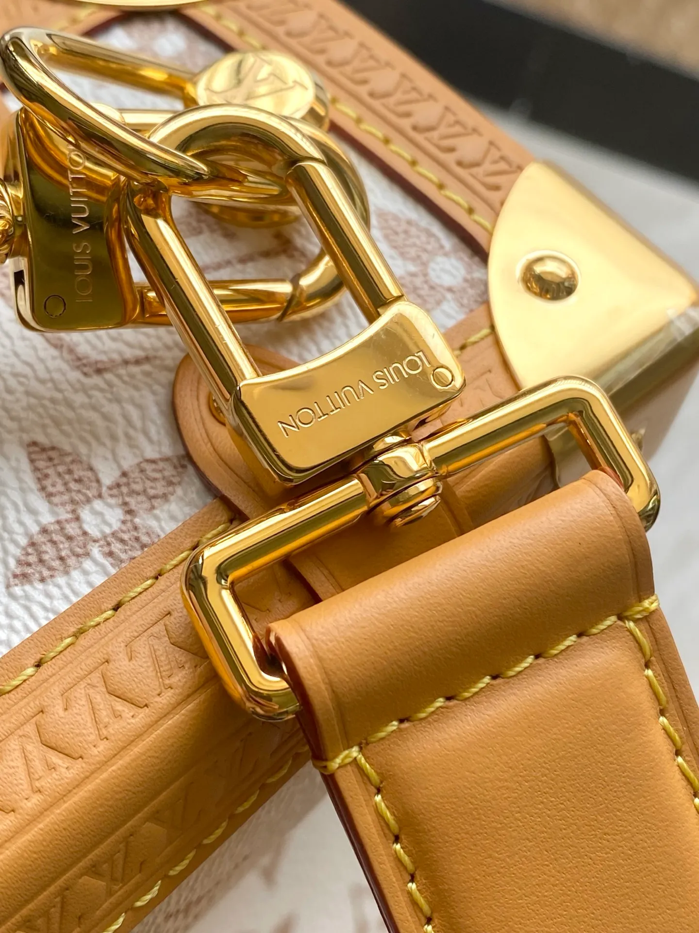 💰1080 Top original order M26287 This Side Trunk medium handbag is dipped in the brand's classic Monogram canvas in soft dune tones, and then trimmed with cow leather to create a visual contrast. The dazzling S-lock and metal corners add sophisticated touches. Dimensions: 23.5 × 16 × 8.5 cm