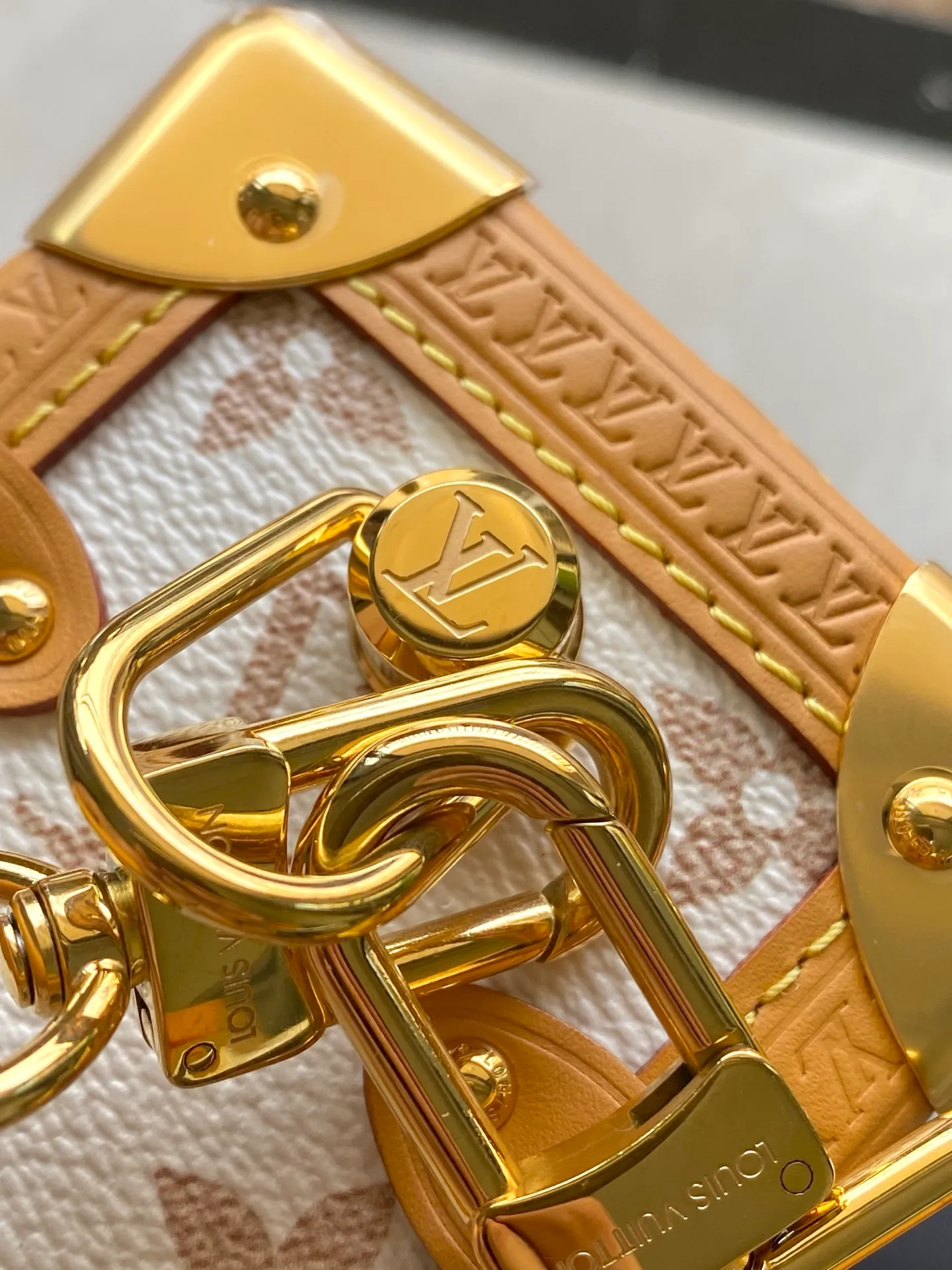 💰1080 Top original order M26287 This Side Trunk medium handbag is dipped in the brand's classic Monogram canvas in soft dune tones, and then trimmed with cow leather to create a visual contrast. The dazzling S-lock and metal corners add sophisticated touches. Dimensions: 23.5 × 16 × 8.5 cm