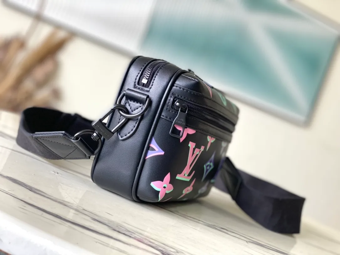 💰980 Top Original Order M22495 This Comt small messenger bag is made of cow leather, and the Monogram pattern is painted with neon colors as if it has been exposed multiple times, just like a spotlight shining on it. Zipper closure keeps personal items safe and secure. Dimensions: 21.5 × 14 × 7.5 cm
