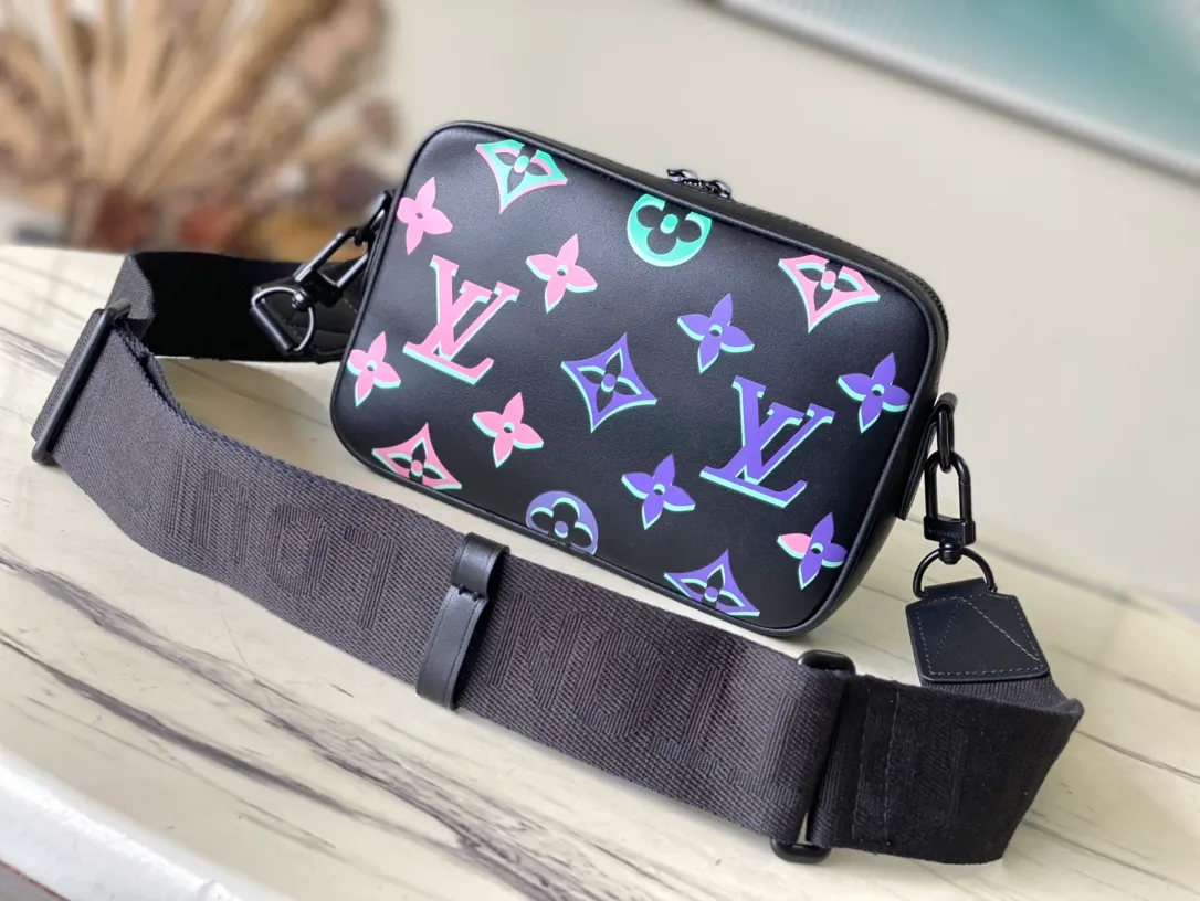 💰980 Top Original Order M22495 This Comt small messenger bag is made of cow leather, and the Monogram pattern is painted with neon colors as if it has been exposed multiple times, just like a spotlight shining on it. Zipper closure keeps personal items safe and secure. Dimensions: 21.5 × 14 × 7.5 cm