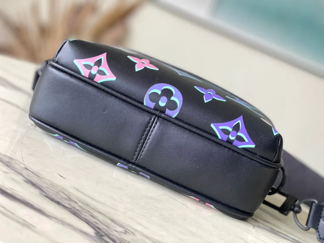 💰980 Top Original Order M22495 This Comt small messenger bag is made of cow leather, and the Monogram pattern is painted with neon colors as if it has been exposed multiple times, just like a spotlight shining on it. Zipper closure keeps personal items safe and secure. Dimensions: 21.5 × 14 × 7.5 cm