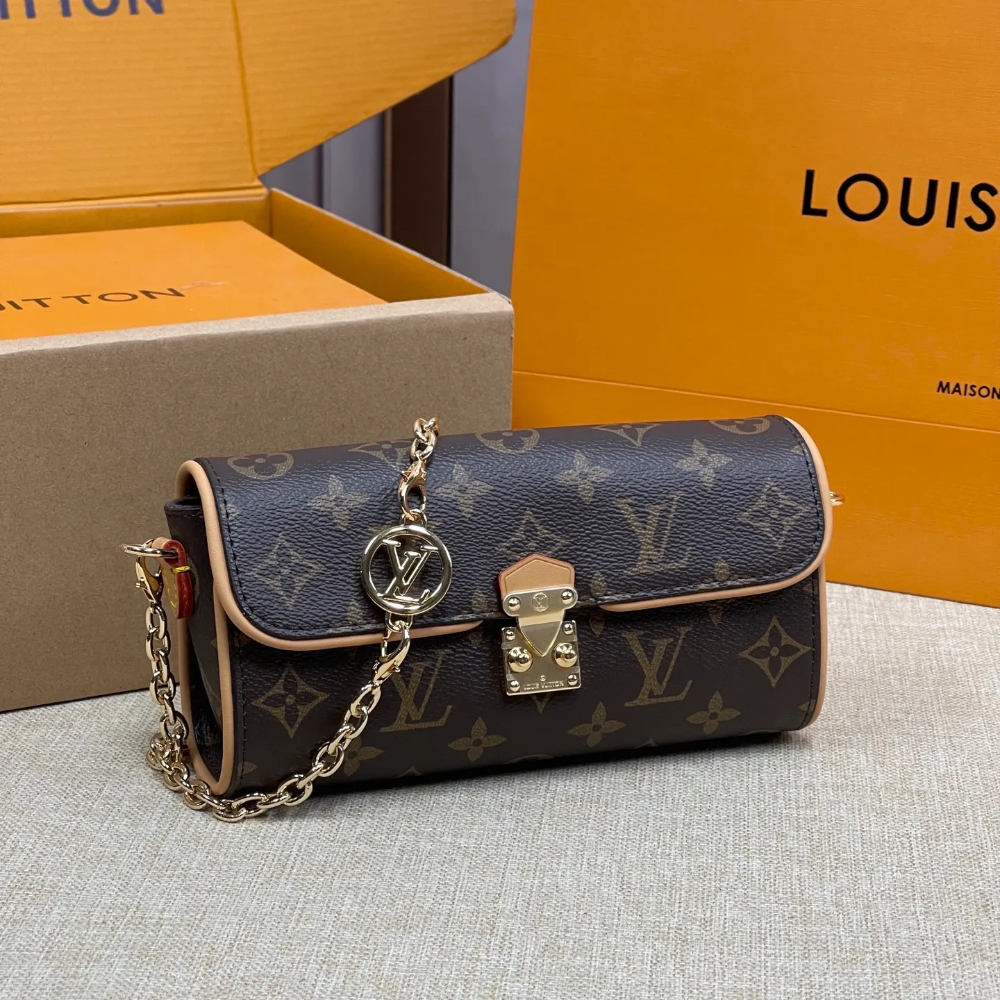 [Upgraded version] p460💰Upgraded version·High quality, with gift box🎁Packaging [Exclusive real shot] Model 13566 This pochette clle handbag is made of monogram canvas, paying tribute to the original design that appeared on the 2000 spring and summer fashion show. The s-lo lock, cire logo on the chain and contrasting vvn leather trim interpret the brand's classic elements. The flexible and easy-to-wear construction can be worn cross-body, over the shoulder or by hand. 11 x 6 x 20.5 cm (height x width x length)