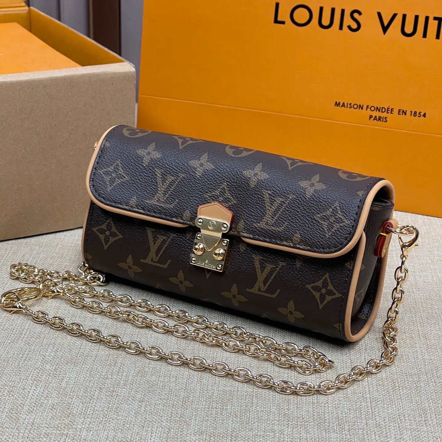 [Upgraded version] p460💰Upgraded version·High quality, with gift box🎁Packaging [Exclusive real shot] Model 13566 This pochette clle handbag is made of monogram canvas, paying tribute to the original design that appeared on the 2000 spring and summer fashion show. The s-lo lock, cire logo on the chain and contrasting vvn leather trim interpret the brand's classic elements. The flexible and easy-to-wear construction can be worn cross-body, over the shoulder or by hand. 11 x 6 x 20.5 cm (height x width x length)