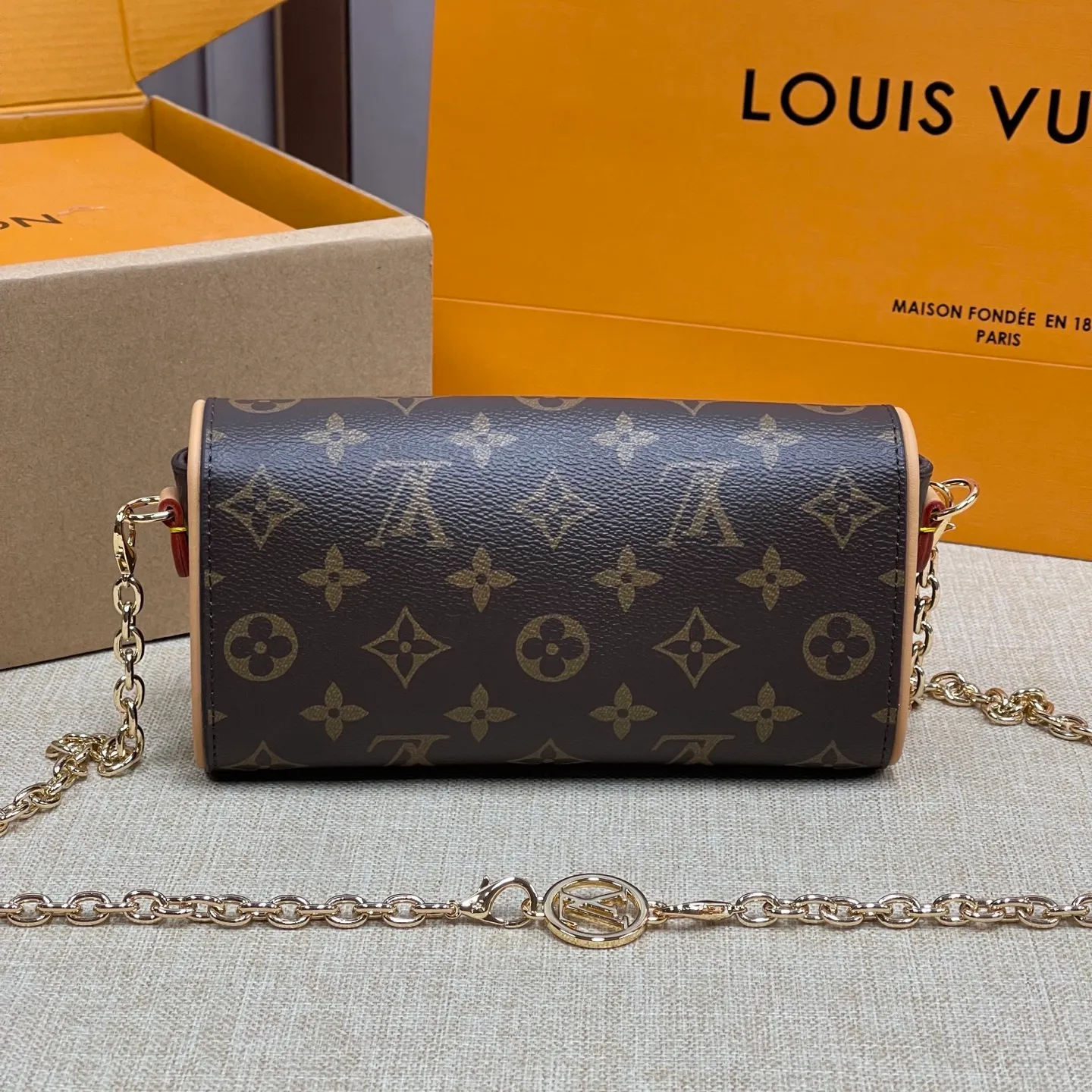 [Upgraded version] p460💰Upgraded version·High quality, with gift box🎁Packaging [Exclusive real shot] Model 13566 This pochette clle handbag is made of monogram canvas, paying tribute to the original design that appeared on the 2000 spring and summer fashion show. The s-lo lock, cire logo on the chain and contrasting vvn leather trim interpret the brand's classic elements. The flexible and easy-to-wear construction can be worn cross-body, over the shoulder or by hand. 11 x 6 x 20.5 cm (height x width x length)