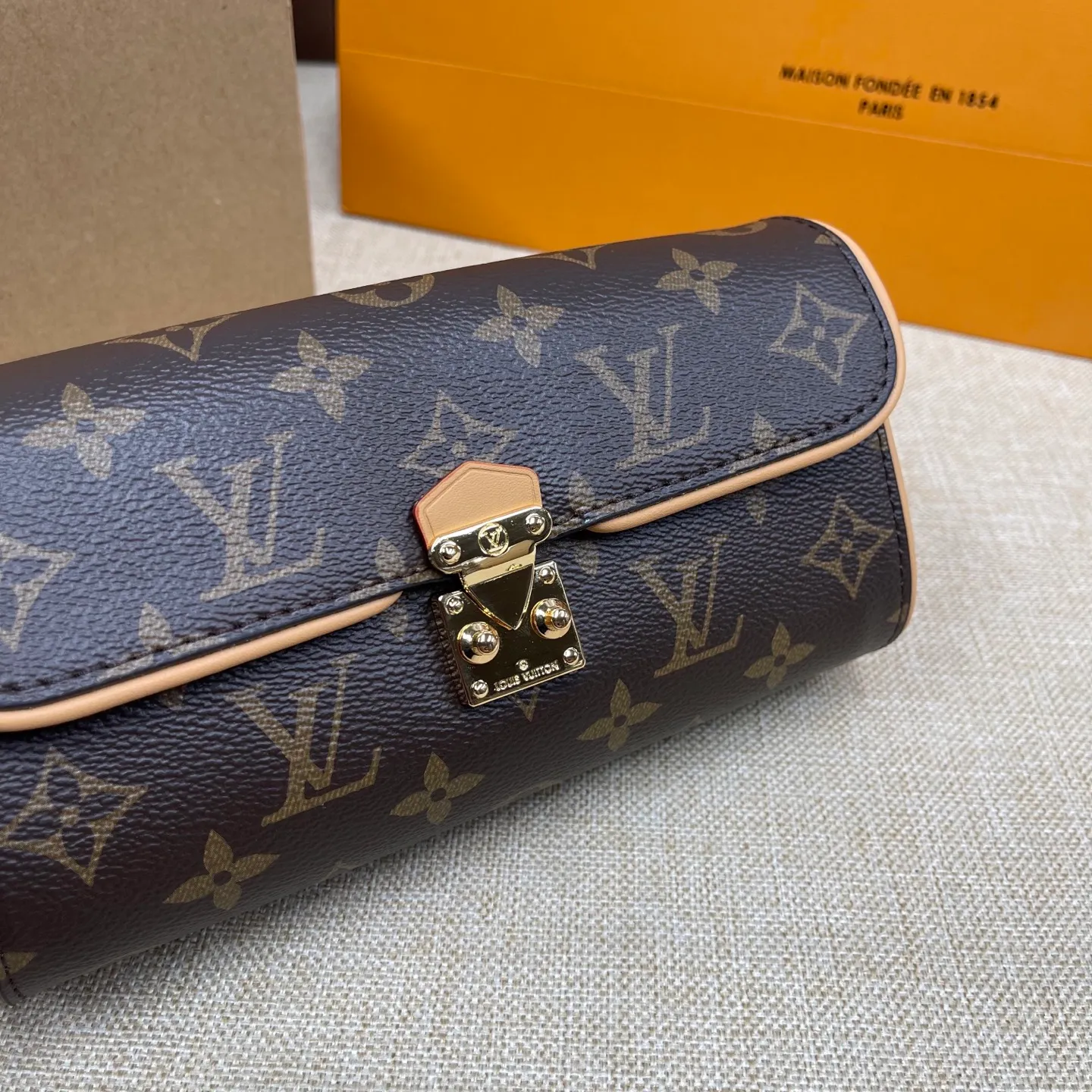 [Upgraded version] p460💰Upgraded version·High quality, with gift box🎁Packaging [Exclusive real shot] Model 13566 This pochette clle handbag is made of monogram canvas, paying tribute to the original design that appeared on the 2000 spring and summer fashion show. The s-lo lock, cire logo on the chain and contrasting vvn leather trim interpret the brand's classic elements. The flexible and easy-to-wear construction can be worn cross-body, over the shoulder or by hand. 11 x 6 x 20.5 cm (height x width x length)