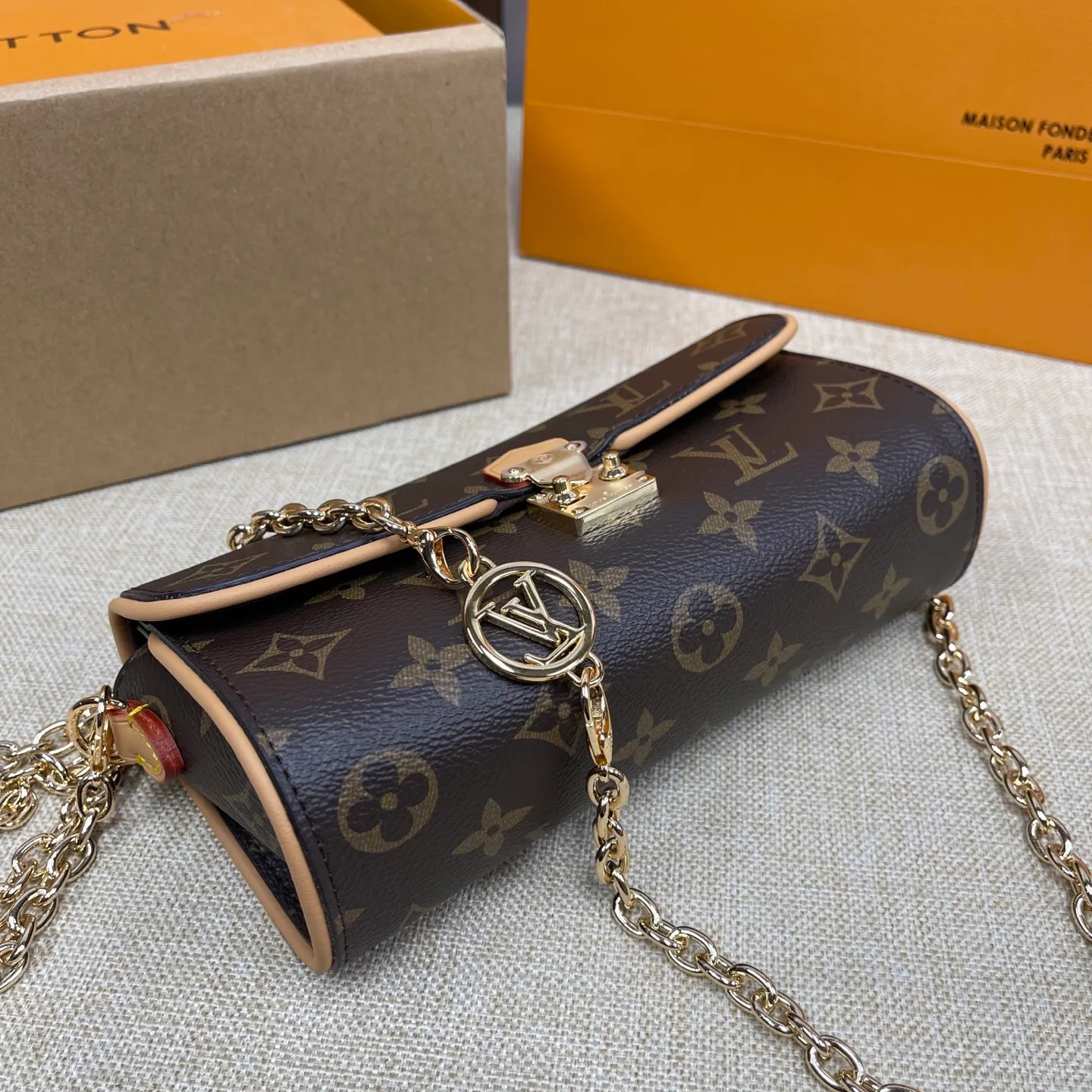 [Upgraded version] p460💰Upgraded version·High quality, with gift box🎁Packaging [Exclusive real shot] Model 13566 This pochette clle handbag is made of monogram canvas, paying tribute to the original design that appeared on the 2000 spring and summer fashion show. The s-lo lock, cire logo on the chain and contrasting vvn leather trim interpret the brand's classic elements. The flexible and easy-to-wear construction can be worn cross-body, over the shoulder or by hand. 11 x 6 x 20.5 cm (height x width x length)