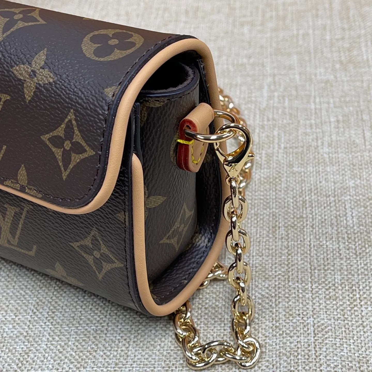 [Upgraded version] p460💰Upgraded version·High quality, with gift box🎁Packaging [Exclusive real shot] Model 13566 This pochette clle handbag is made of monogram canvas, paying tribute to the original design that appeared on the 2000 spring and summer fashion show. The s-lo lock, cire logo on the chain and contrasting vvn leather trim interpret the brand's classic elements. The flexible and easy-to-wear construction can be worn cross-body, over the shoulder or by hand. 11 x 6 x 20.5 cm (height x width x length)