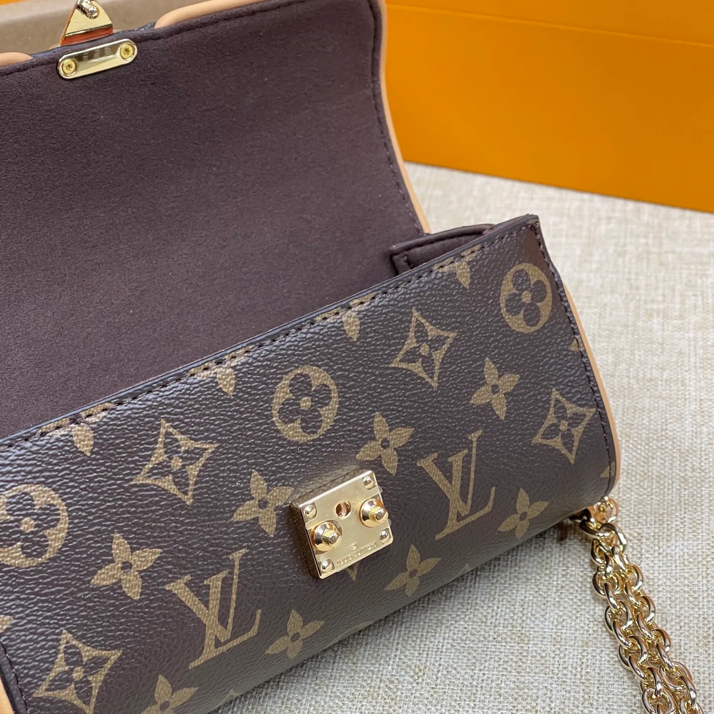 [Upgraded version] p460💰Upgraded version·High quality, with gift box🎁Packaging [Exclusive real shot] Model 13566 This pochette clle handbag is made of monogram canvas, paying tribute to the original design that appeared on the 2000 spring and summer fashion show. The s-lo lock, cire logo on the chain and contrasting vvn leather trim interpret the brand's classic elements. The flexible and easy-to-wear construction can be worn cross-body, over the shoulder or by hand. 11 x 6 x 20.5 cm (height x width x length)