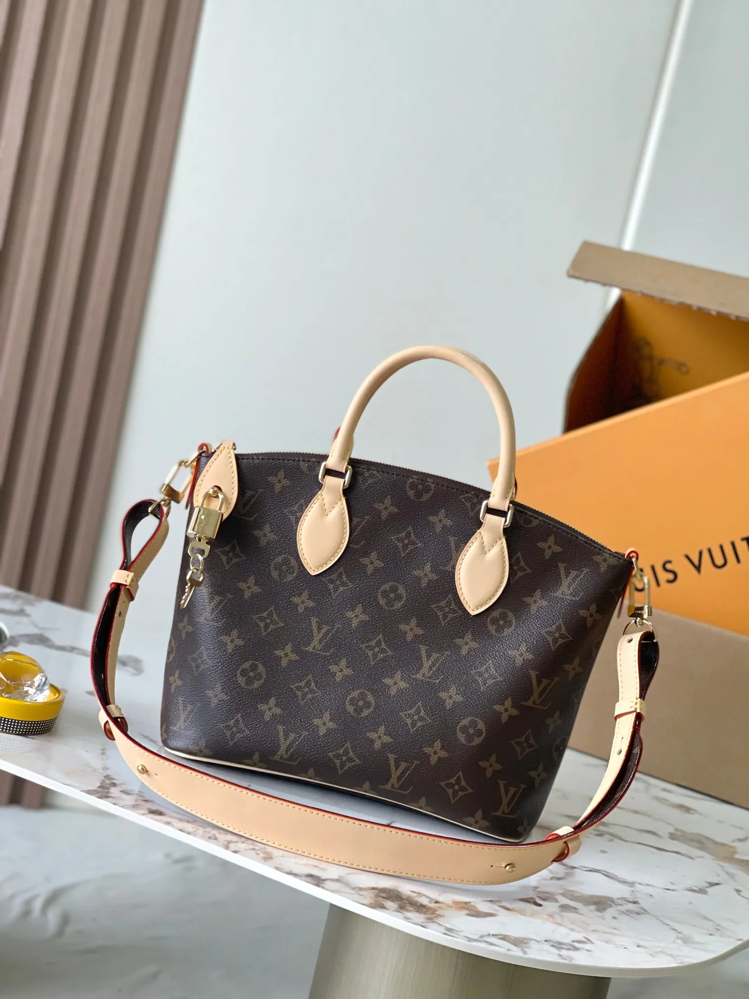 p1700 [Special grade MB163c chip version original leather] This Lockit PM handbag Model: M26532 Material: Grade A all-steel hardware, imported original cowhide Packaging: Full set of original duty-free MB packaging Size: 30x25x12cm