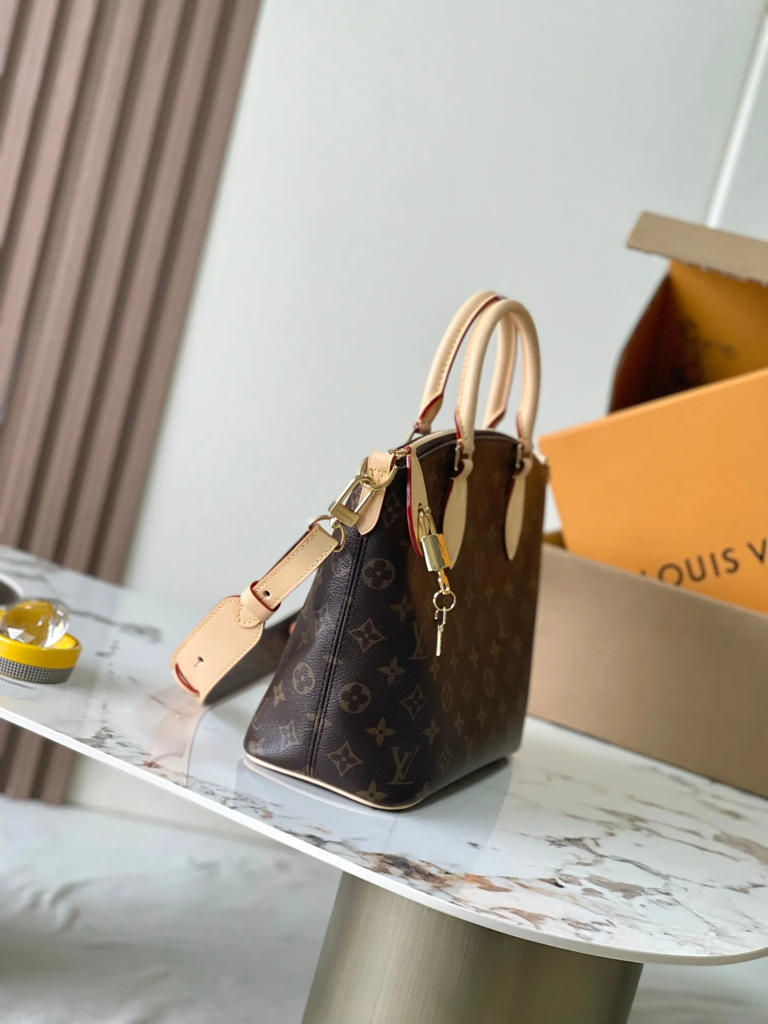 p1700 [Special grade MB163c chip version original leather] This Lockit PM handbag Model: M26532 Material: Grade A all-steel hardware, imported original cowhide Packaging: Full set of original duty-free MB packaging Size: 30x25x12cm