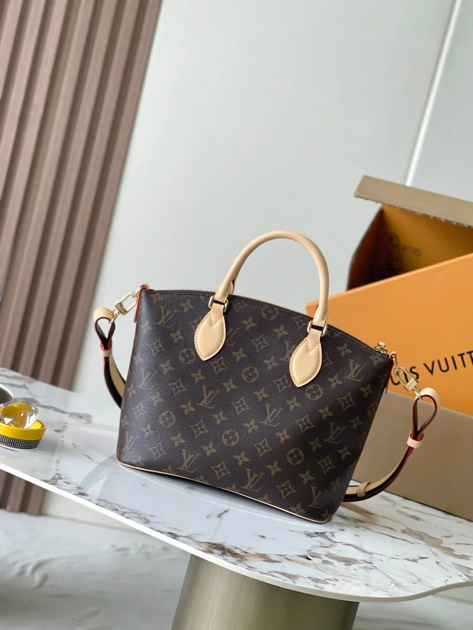 p1700 [Special grade MB163c chip version original leather] This Lockit PM handbag Model: M26532 Material: Grade A all-steel hardware, imported original cowhide Packaging: Full set of original duty-free MB packaging Size: 30x25x12cm