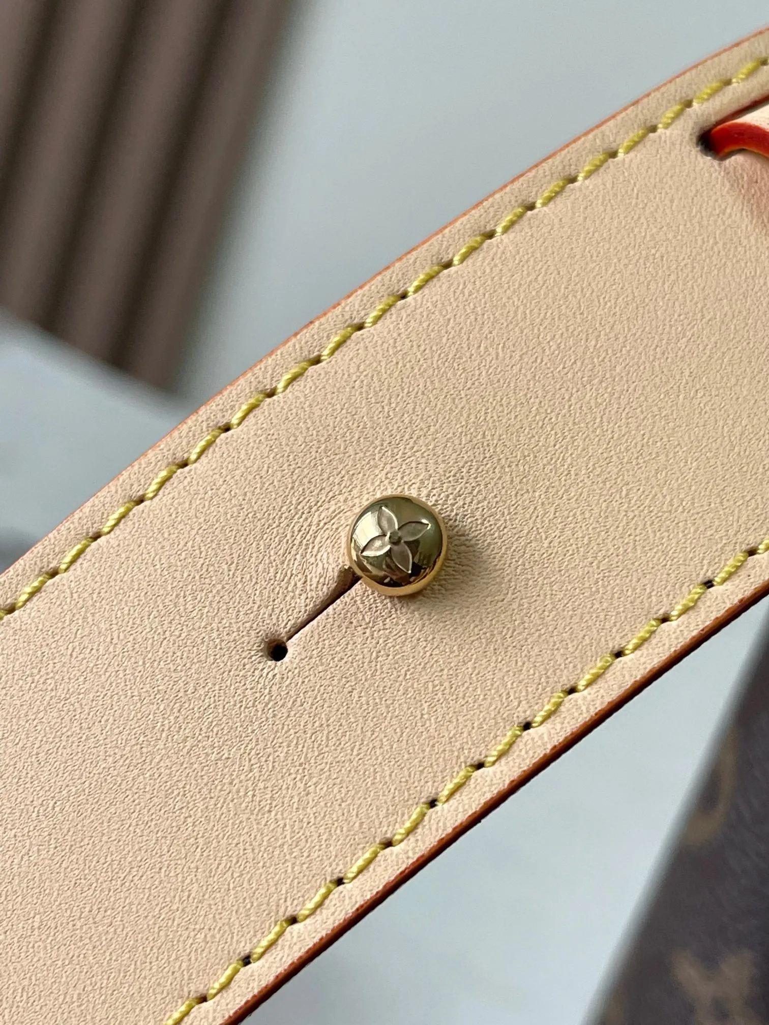 p1700 [Special grade MB163c chip version original leather] This Lockit PM handbag Model: M26532 Material: Grade A all-steel hardware, imported original cowhide Packaging: Full set of original duty-free MB packaging Size: 30x25x12cm