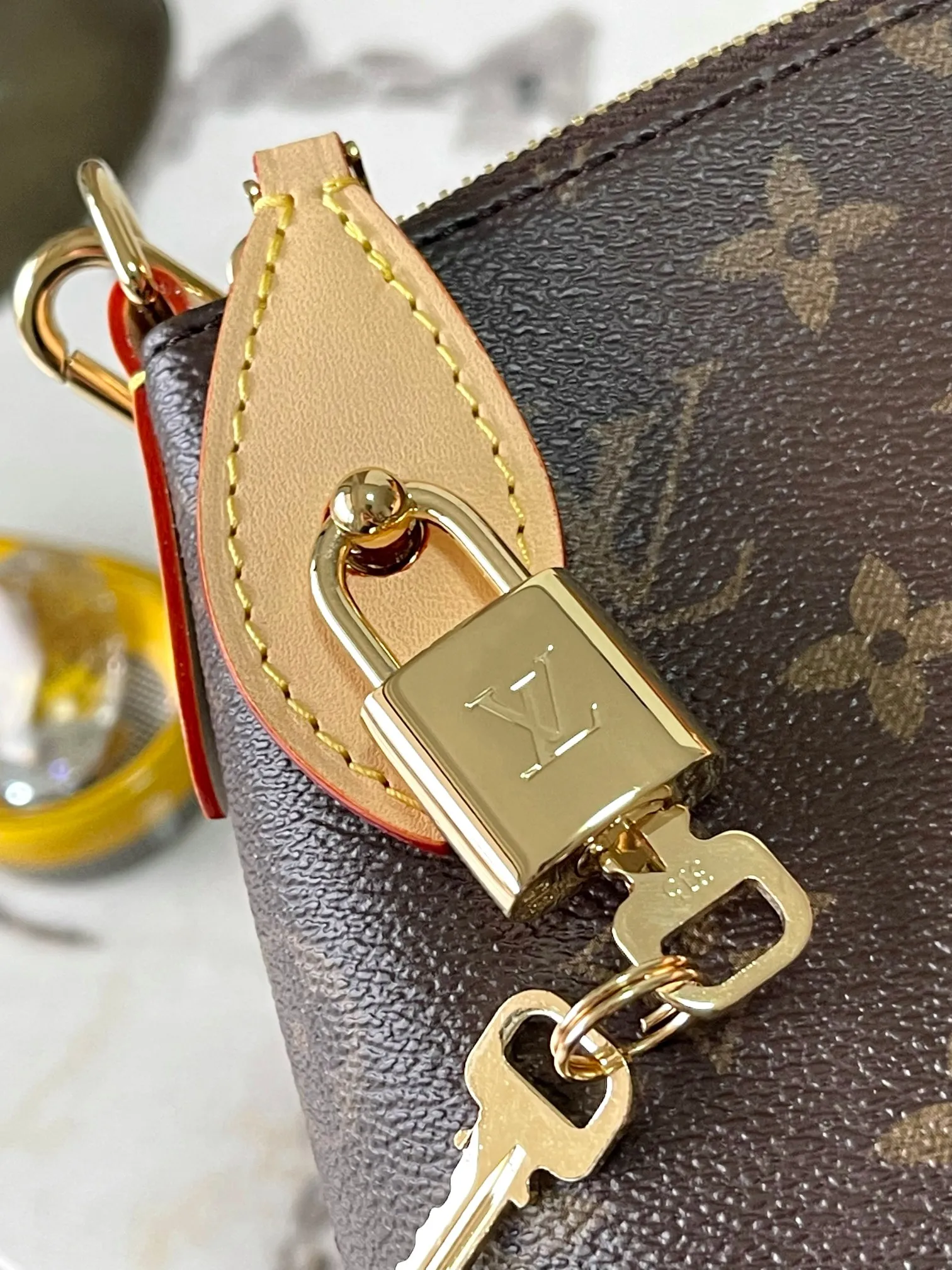 p1700 [Special grade MB163c chip version original leather] This Lockit PM handbag Model: M26532 Material: Grade A all-steel hardware, imported original cowhide Packaging: Full set of original duty-free MB packaging Size: 30x25x12cm
