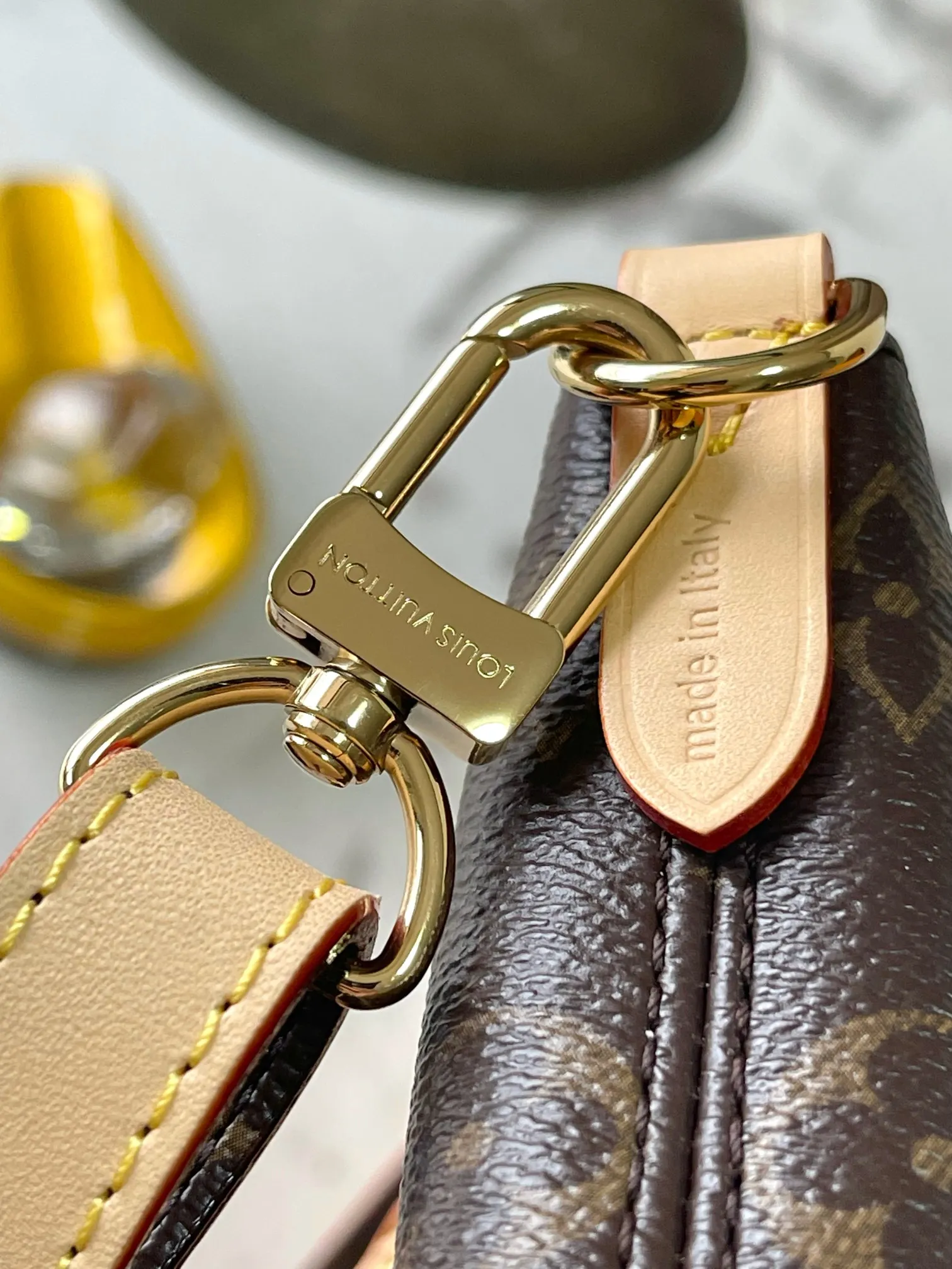 p1700 [Special grade MB163c chip version original leather] This Lockit PM handbag Model: M26532 Material: Grade A all-steel hardware, imported original cowhide Packaging: Full set of original duty-free MB packaging Size: 30x25x12cm