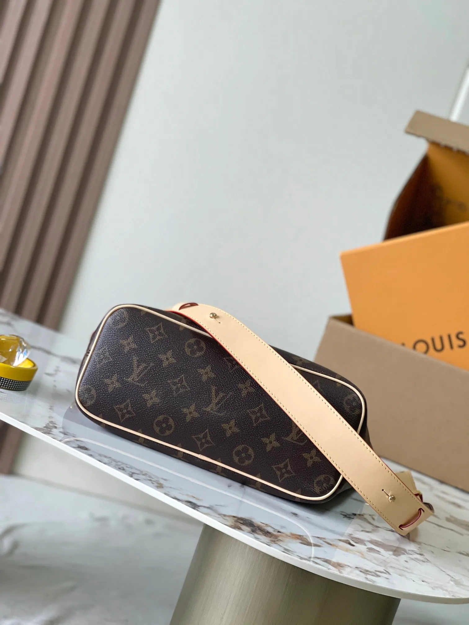 p1700 [Special grade MB163c chip version original leather] This Lockit PM handbag Model: M26532 Material: Grade A all-steel hardware, imported original cowhide Packaging: Full set of original duty-free MB packaging Size: 30x25x12cm