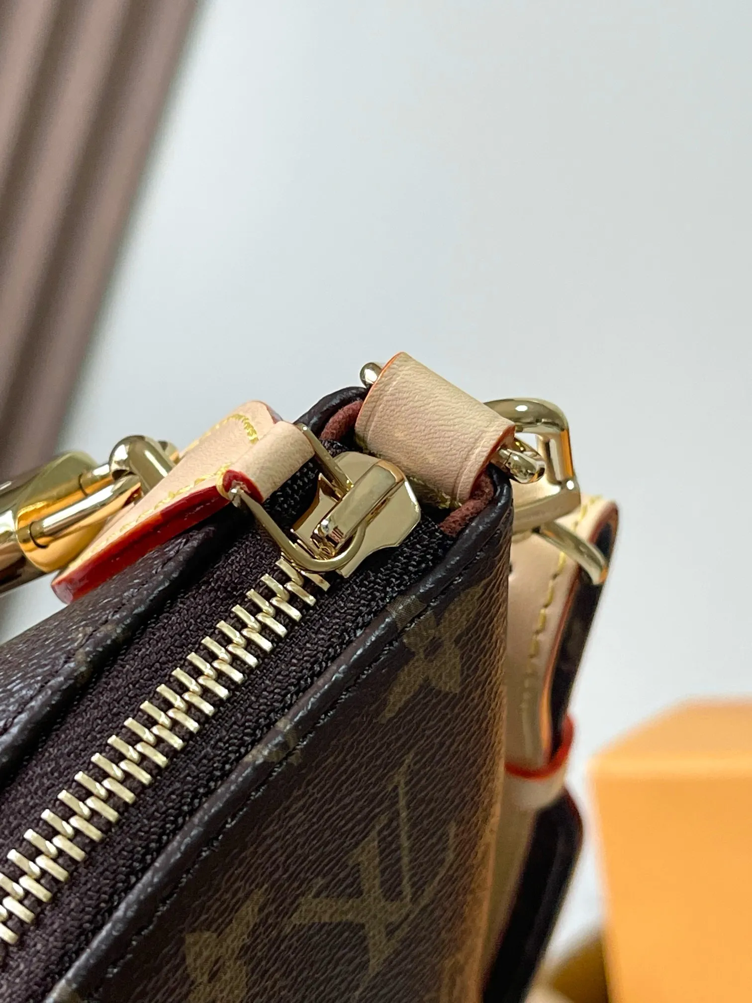 p1700 [Special grade MB163c chip version original leather] This Lockit PM handbag Model: M26532 Material: Grade A all-steel hardware, imported original cowhide Packaging: Full set of original duty-free MB packaging Size: 30x25x12cm