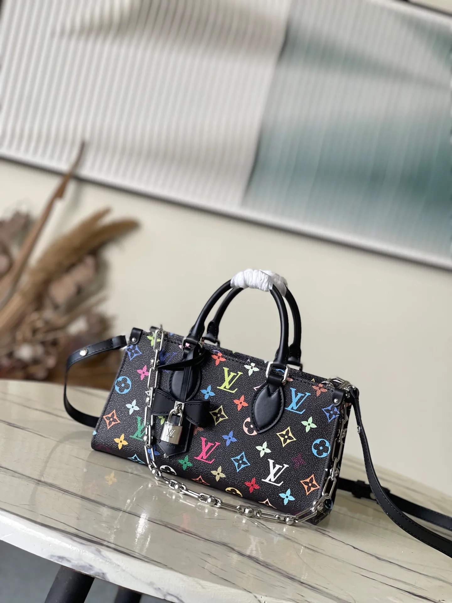 💰1240 (top layer leather) top original order M13260 This OnTheGo East West handbag is made of coated canvas, with the full Monogram pattern drawn in the rainbow tones of the x Murakami collaboration series. The cow leather Toron handle, cross-body chain and adjustable leather shoulder strap allow for a variety of carrying methods, and the ample interior can easily store smartphones and other daily needs. Dimensions: 25 × 13 × 10 cm