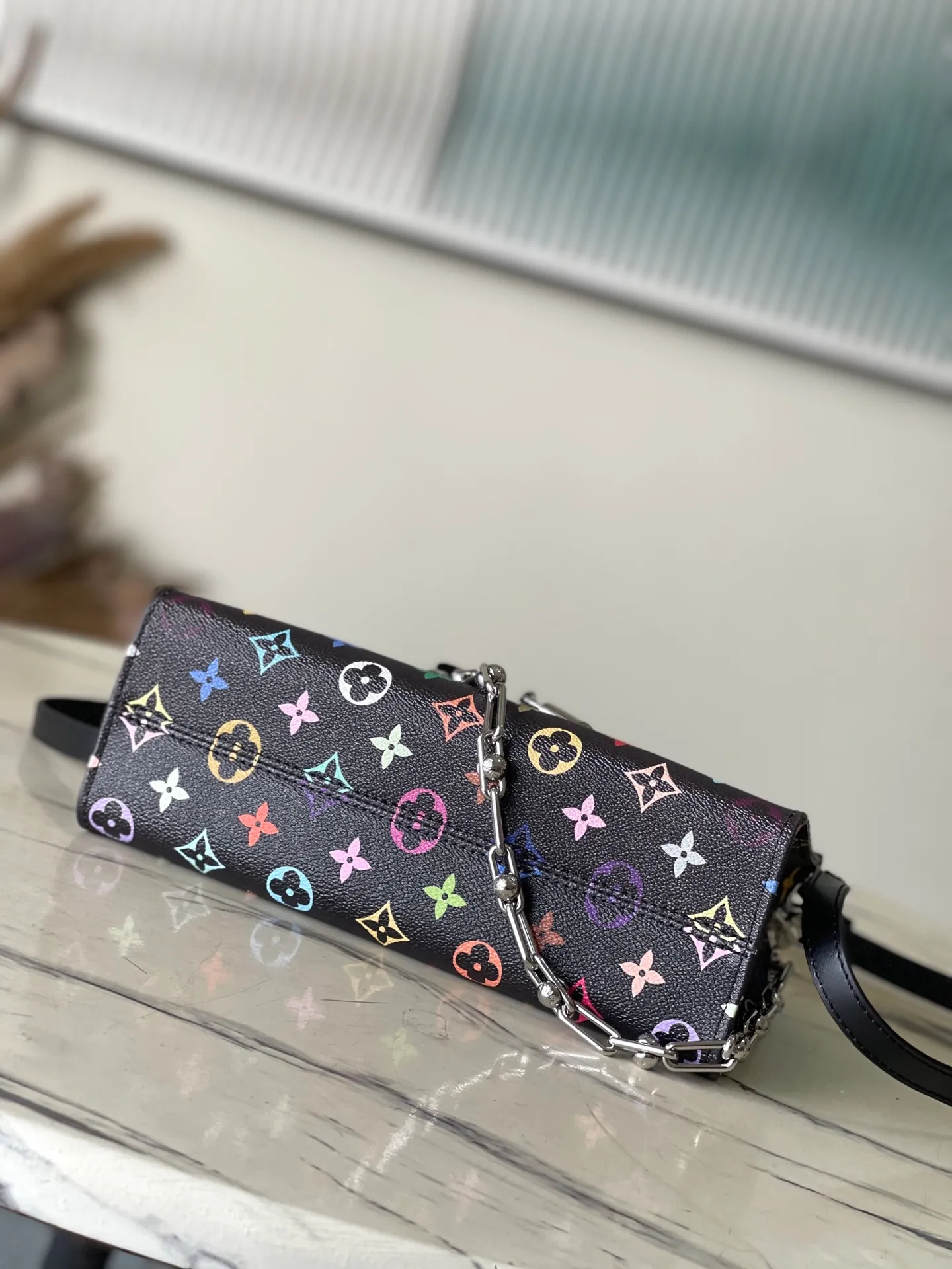 💰1240 (top layer leather) top original order M13260 This OnTheGo East West handbag is made of coated canvas, with the full Monogram pattern drawn in the rainbow tones of the x Murakami collaboration series. The cow leather Toron handle, cross-body chain and adjustable leather shoulder strap allow for a variety of carrying methods, and the ample interior can easily store smartphones and other daily needs. Dimensions: 25 × 13 × 10 cm