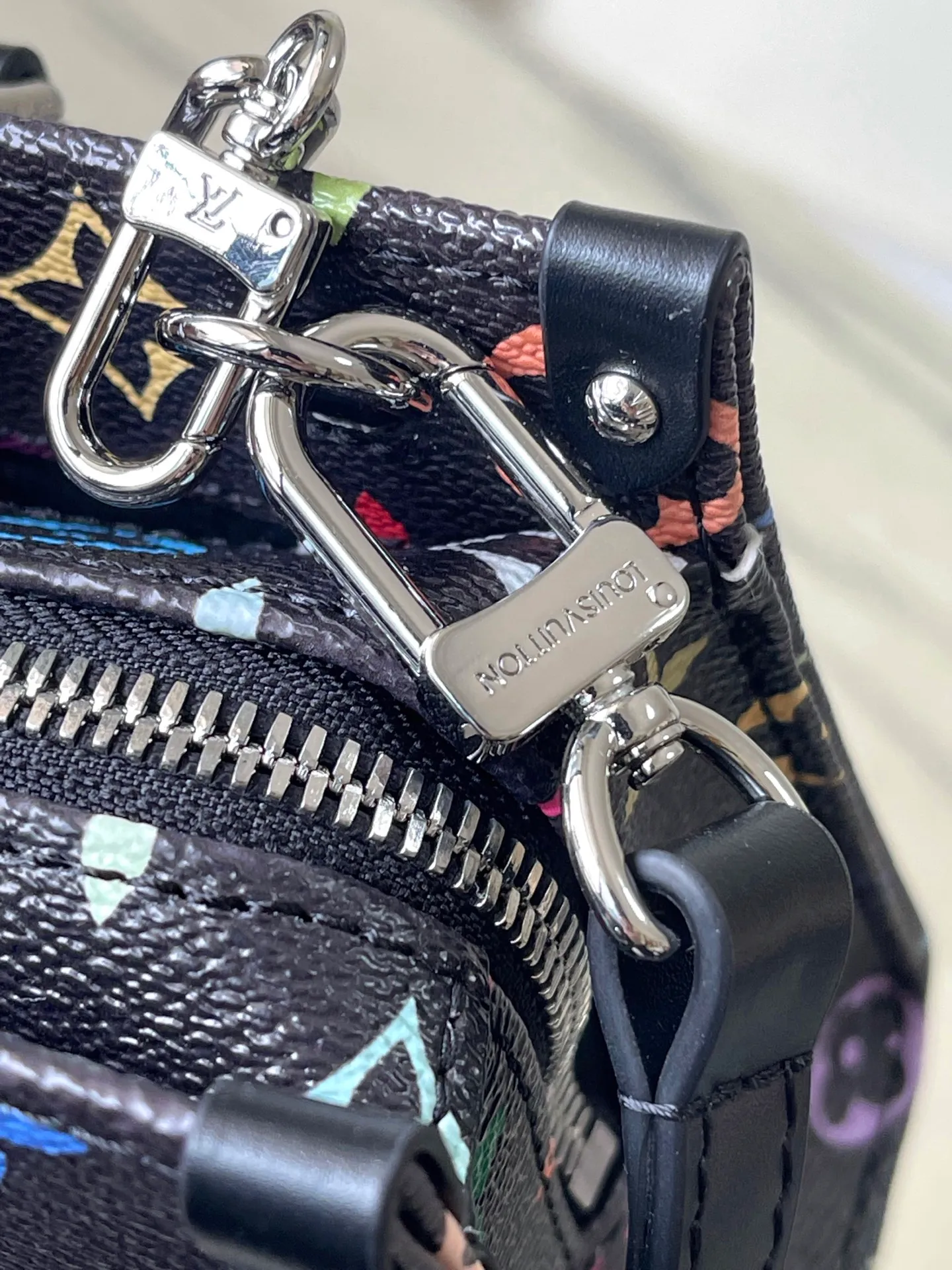 💰1240 (top layer leather) top original order M13260 This OnTheGo East West handbag is made of coated canvas, with the full Monogram pattern drawn in the rainbow tones of the x Murakami collaboration series. The cow leather Toron handle, cross-body chain and adjustable leather shoulder strap allow for a variety of carrying methods, and the ample interior can easily store smartphones and other daily needs. Dimensions: 25 × 13 × 10 cm