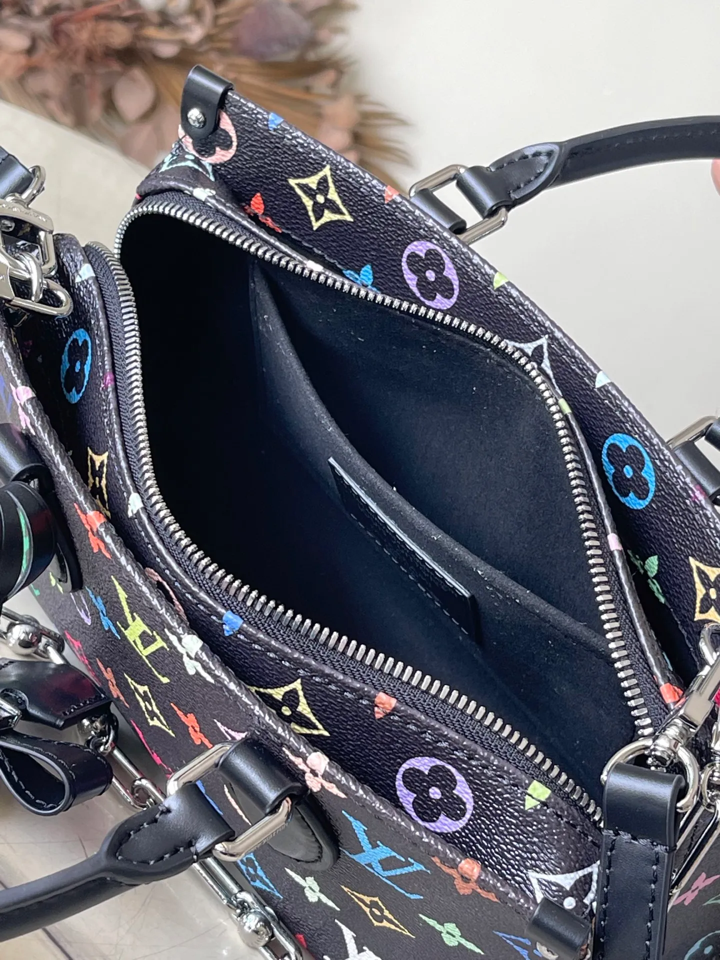 💰1240 (top layer leather) top original order M13260 This OnTheGo East West handbag is made of coated canvas, with the full Monogram pattern drawn in the rainbow tones of the x Murakami collaboration series. The cow leather Toron handle, cross-body chain and adjustable leather shoulder strap allow for a variety of carrying methods, and the ample interior can easily store smartphones and other daily needs. Dimensions: 25 × 13 × 10 cm