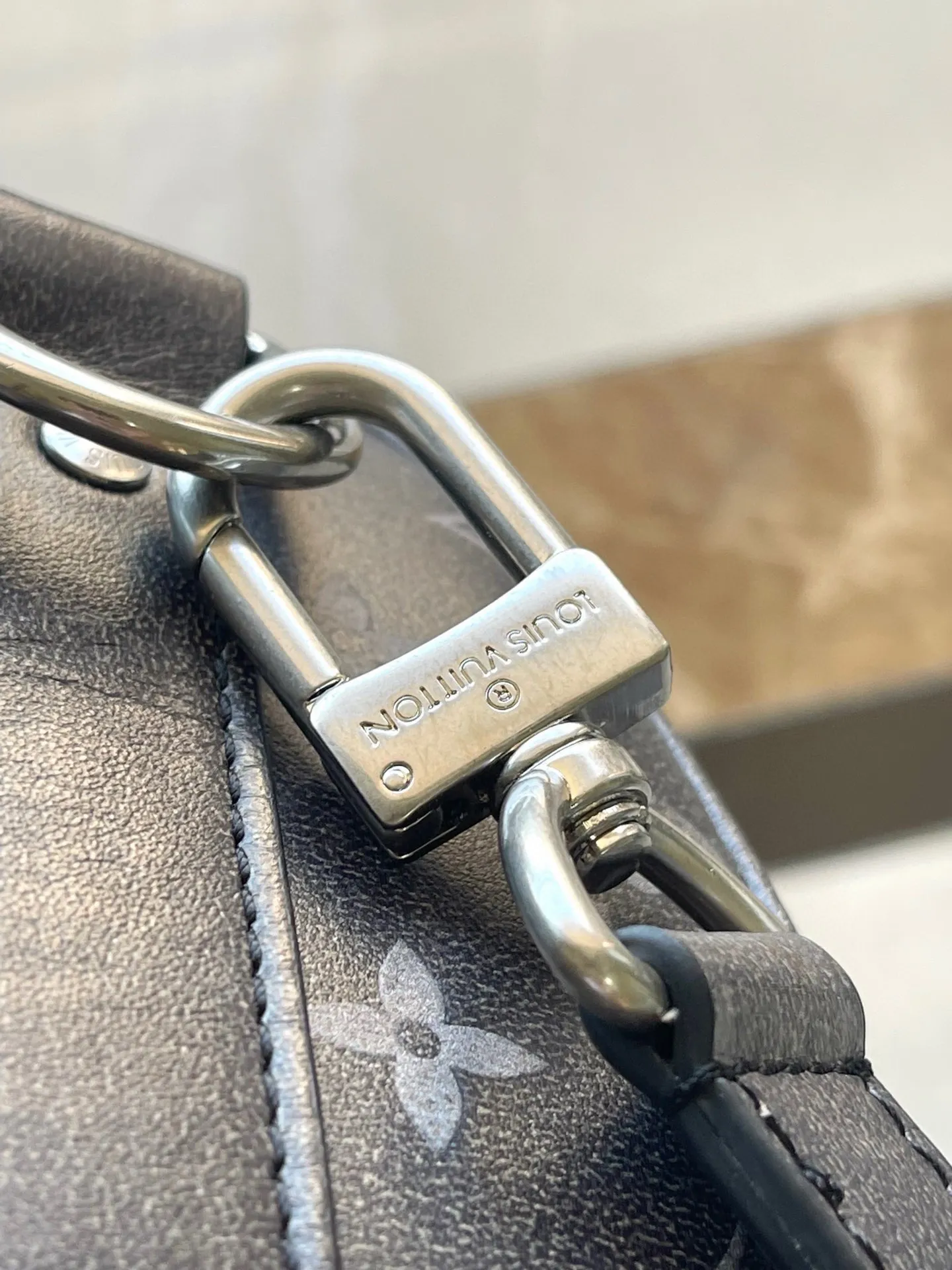 💰1020 Top Original M11595 This Keepal Bandouliere 25 handbag is made of Brushed Monogram cow leather, with a faded Monogram pattern to pay tribute to the old leather saddles used by Western cowboys. The leather name tag is equipped with long tassels, highlighting the From Paris to Virginia theme of the Pharrel Williams 2024 autumn and winter series. Dimensions: 25 × 15 × 11 cm