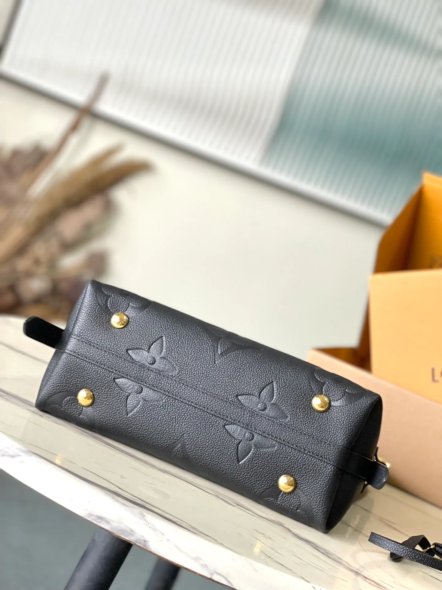 💰1180 (top layer leather) top quality original M46288 black CarryAll small handbag is made of Monogram Empreinte embossed leather. It has a generous structure with a neat inner layer and a large inner bag to add functional elements. Comes with a Monogram embossed zipper clutch secured by a leather strap. A personal companion for urban life. Dimensions 29 x 24 x 12 cm (length x height x width)