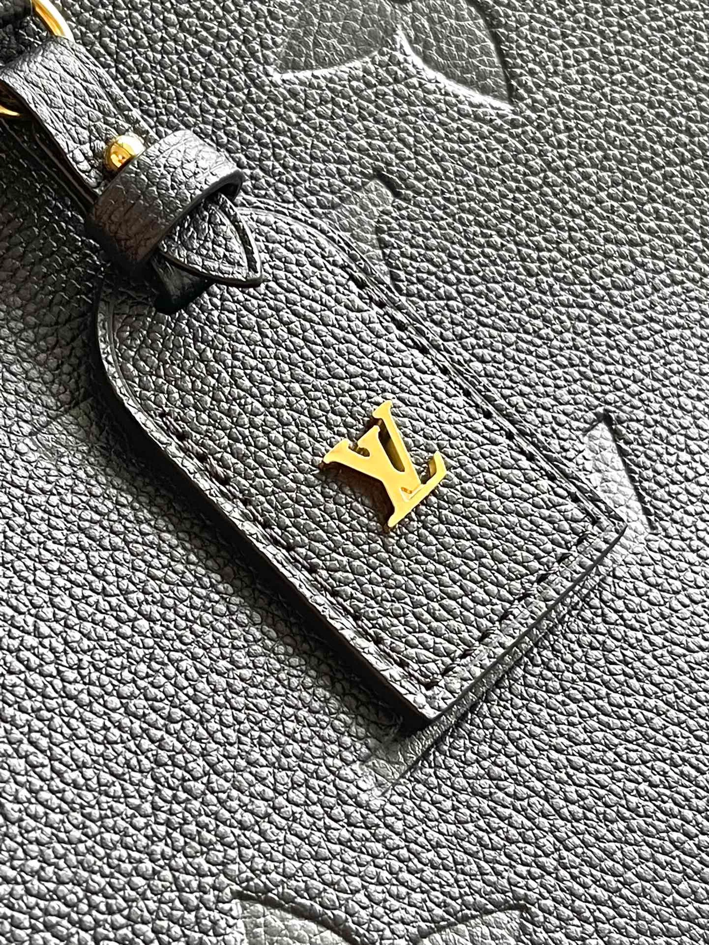 💰1180 (top layer leather) top quality original M46288 black CarryAll small handbag is made of Monogram Empreinte embossed leather. It has a generous structure with a neat inner layer and a large inner bag to add functional elements. Comes with a Monogram embossed zipper clutch secured by a leather strap. A personal companion for urban life. Dimensions 29 x 24 x 12 cm (length x height x width)