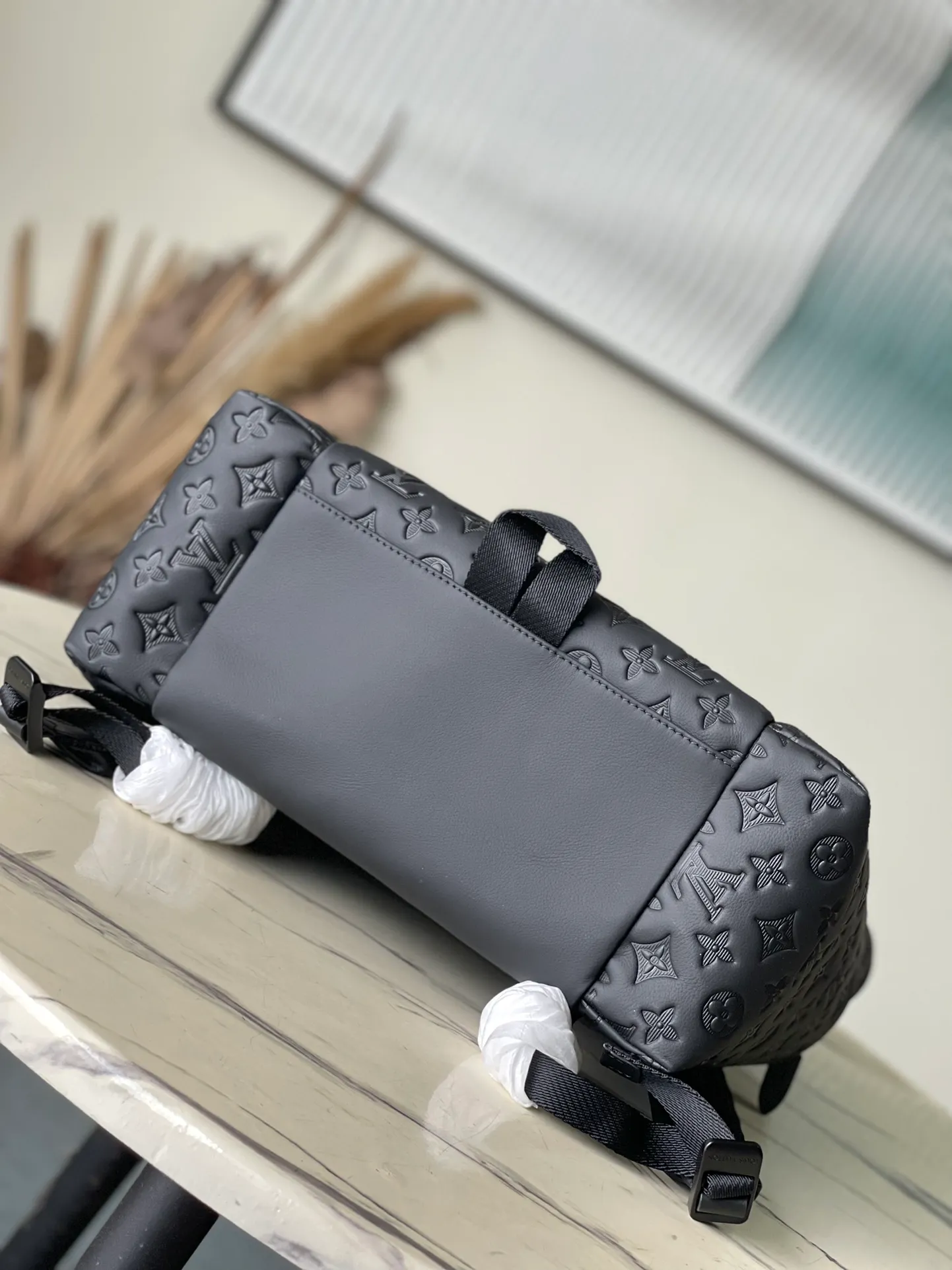 💰1500 (top-grain leather) top original order M43680 The new version of the Trekking backpack is from the 2018 early autumn men's series. This time, Monogram Shadow embossed cow leather is used. External pockets provide easy access, hooks and drawstrings provide secure protection, and comfortable leather shoulder straps and top handles allow for a variety of carrying options. 35.0 x 54.5 x 19.0 cm (length x height x width)