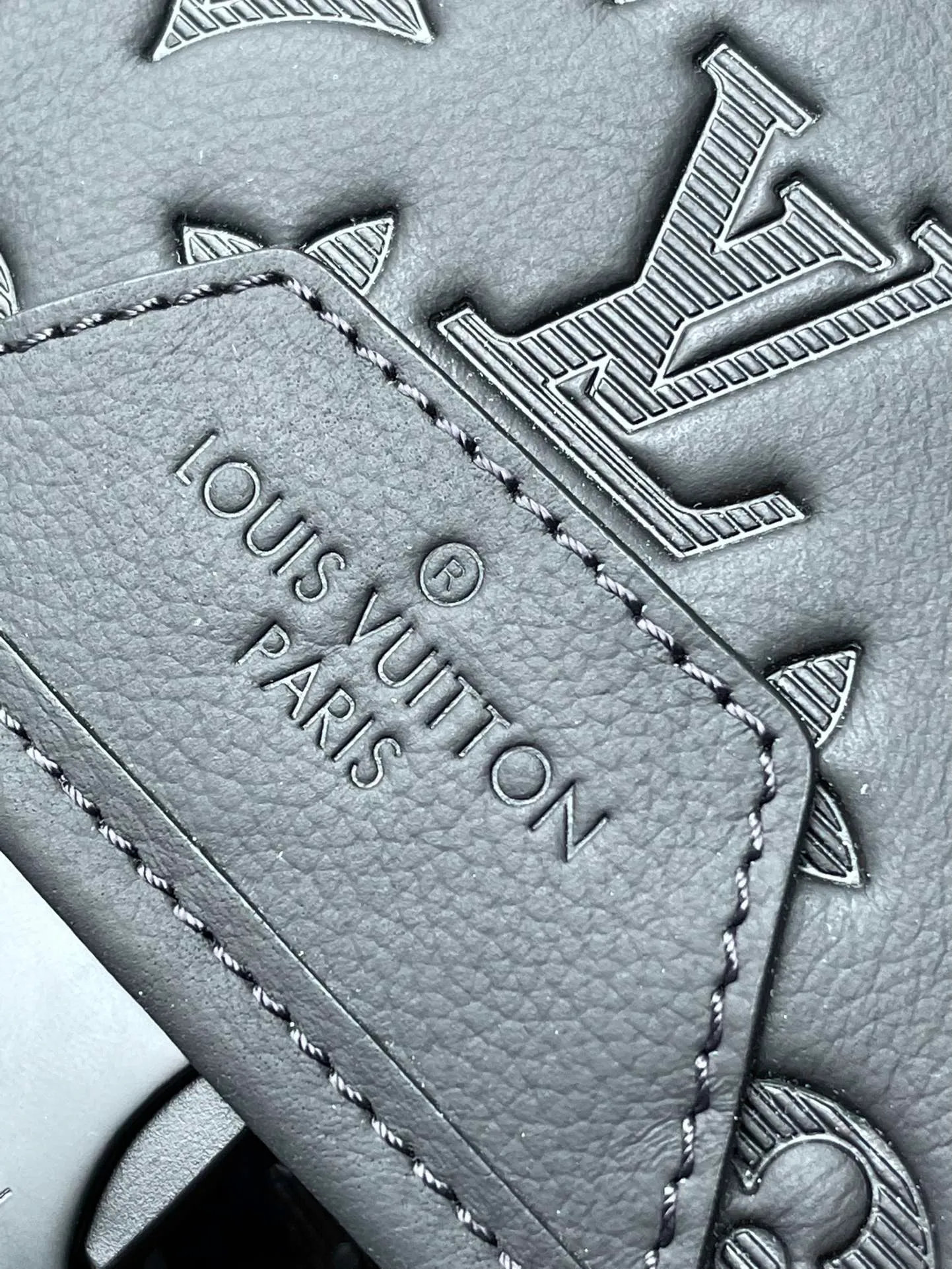 💰1500 (top-grain leather) top original order M43680 The new version of the Trekking backpack is from the 2018 early autumn men's series. This time, Monogram Shadow embossed cow leather is used. External pockets provide easy access, hooks and drawstrings provide secure protection, and comfortable leather shoulder straps and top handles allow for a variety of carrying options. 35.0 x 54.5 x 19.0 cm (length x height x width)