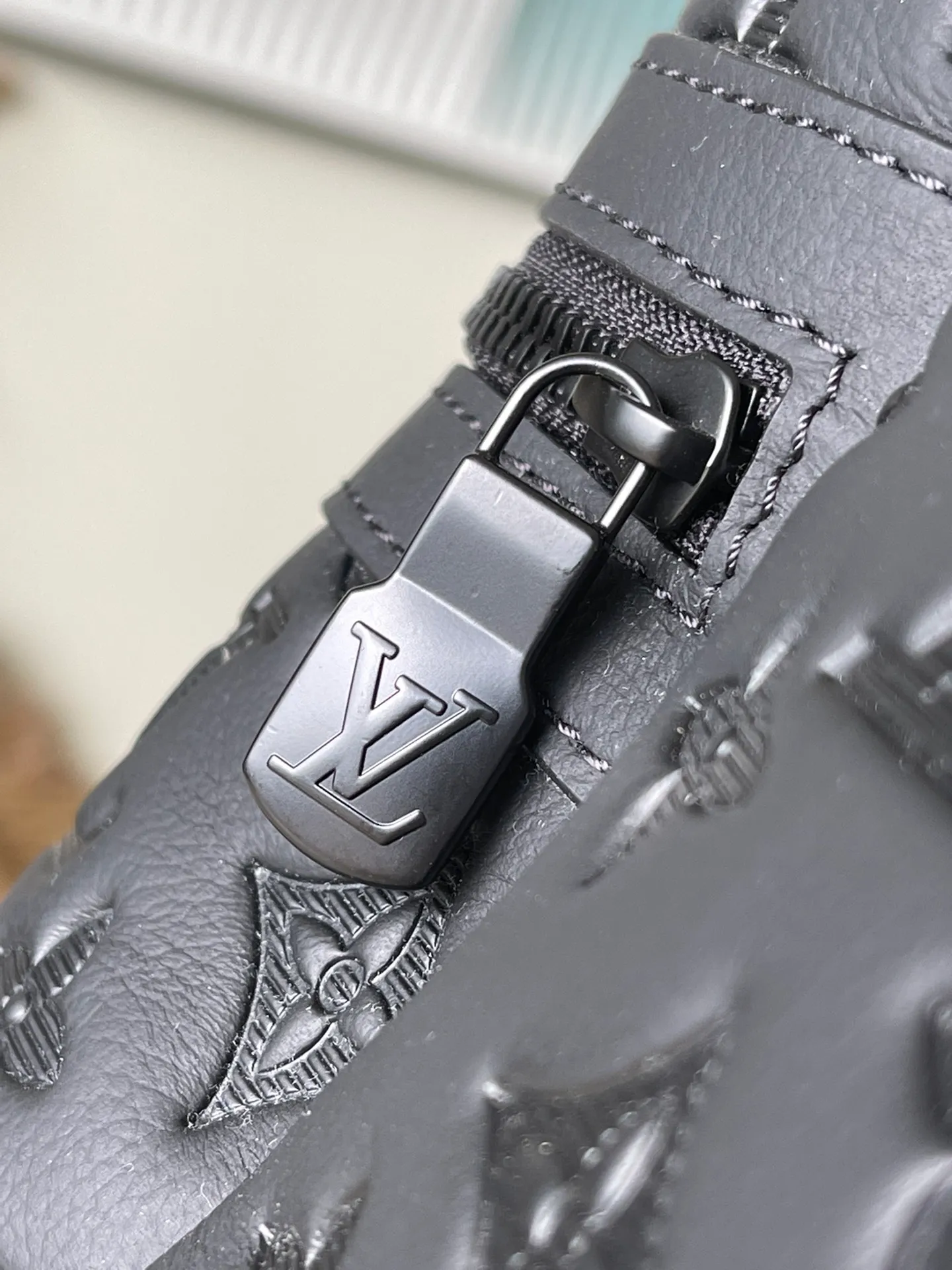 💰1500 (top-grain leather) top original order M43680 The new version of the Trekking backpack is from the 2018 early autumn men's series. This time, Monogram Shadow embossed cow leather is used. External pockets provide easy access, hooks and drawstrings provide secure protection, and comfortable leather shoulder straps and top handles allow for a variety of carrying options. 35.0 x 54.5 x 19.0 cm (length x height x width)