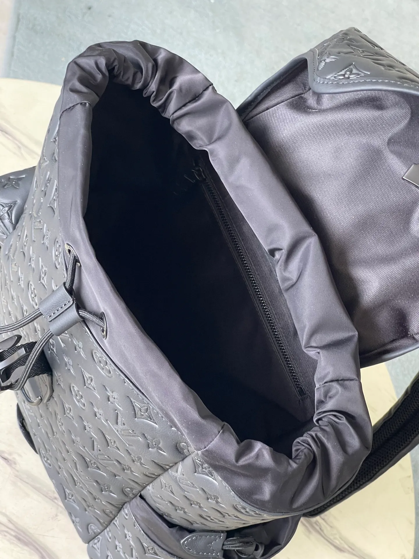 💰1500 (top-grain leather) top original order M43680 The new version of the Trekking backpack is from the 2018 early autumn men's series. This time, Monogram Shadow embossed cow leather is used. External pockets provide easy access, hooks and drawstrings provide secure protection, and comfortable leather shoulder straps and top handles allow for a variety of carrying options. 35.0 x 54.5 x 19.0 cm (length x height x width)