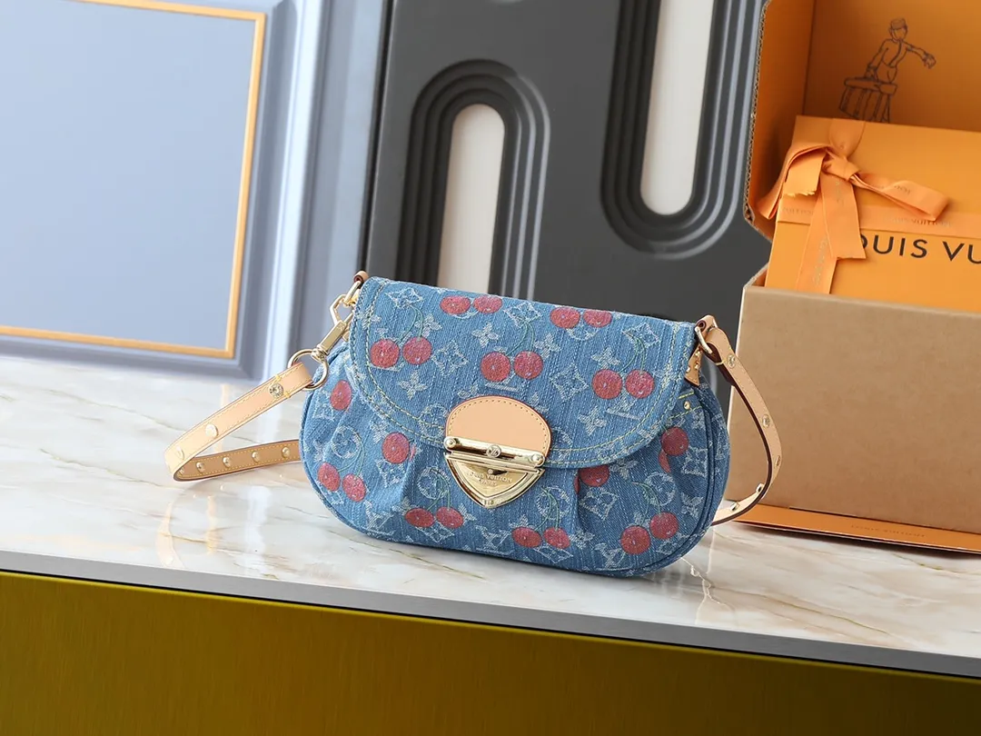 💰280💰Upgraded from the original M13347 M46829. This Sunset handbag relies on exquisite bleaching technology to bring the Monogram Denim pattern, which was born in 2005, back to the new season. Smooth leather trim and metal buckles accentuate the sophisticated construction, making it easy to organize both day and night. Use the included shoulder strap to switch between hand-carrying, shoulder-carrying and cross-body carrying. Dimensions: 27.0 x 18.0 x 3.0 cm (length x height x width)