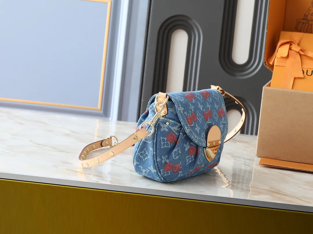 💰280💰Upgraded from the original M13347 M46829. This Sunset handbag relies on exquisite bleaching technology to bring the Monogram Denim pattern, which was born in 2005, back to the new season. Smooth leather trim and metal buckles accentuate the sophisticated construction, making it easy to organize both day and night. Use the included shoulder strap to switch between hand-carrying, shoulder-carrying and cross-body carrying. Dimensions: 27.0 x 18.0 x 3.0 cm (length x height x width)
