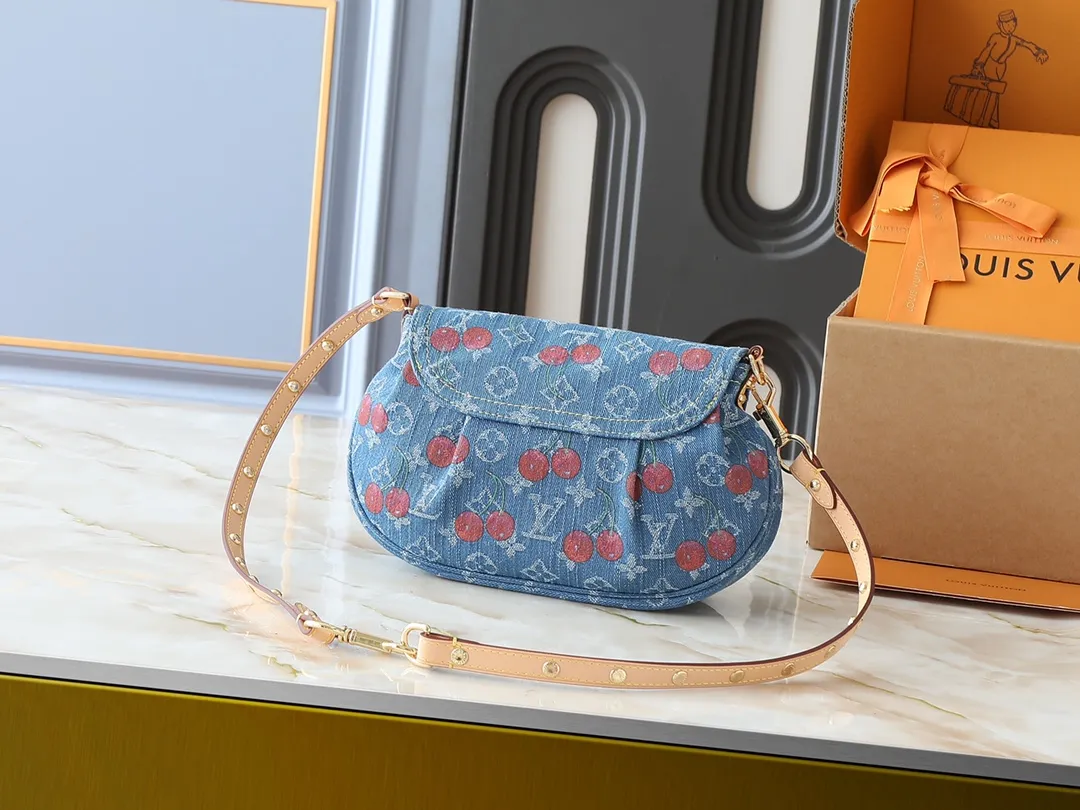 💰280💰Upgraded from the original M13347 M46829. This Sunset handbag relies on exquisite bleaching technology to bring the Monogram Denim pattern, which was born in 2005, back to the new season. Smooth leather trim and metal buckles accentuate the sophisticated construction, making it easy to organize both day and night. Use the included shoulder strap to switch between hand-carrying, shoulder-carrying and cross-body carrying. Dimensions: 27.0 x 18.0 x 3.0 cm (length x height x width)