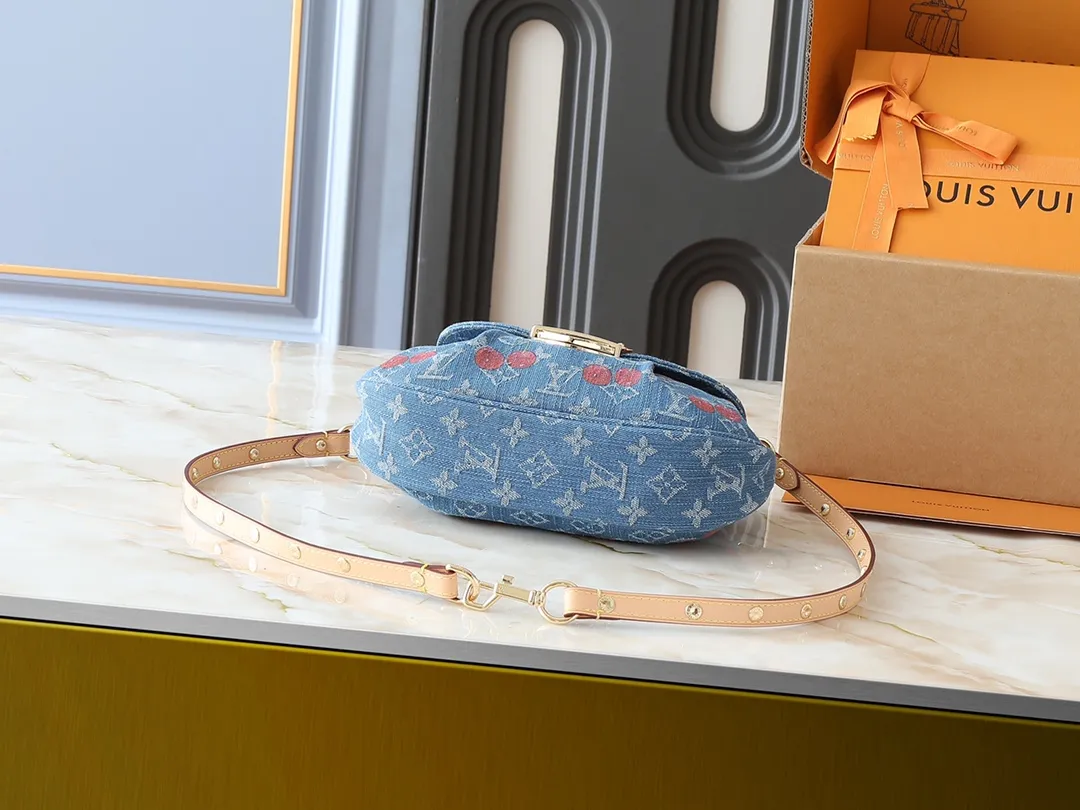 💰280💰Upgraded from the original M13347 M46829. This Sunset handbag relies on exquisite bleaching technology to bring the Monogram Denim pattern, which was born in 2005, back to the new season. Smooth leather trim and metal buckles accentuate the sophisticated construction, making it easy to organize both day and night. Use the included shoulder strap to switch between hand-carrying, shoulder-carrying and cross-body carrying. Dimensions: 27.0 x 18.0 x 3.0 cm (length x height x width)