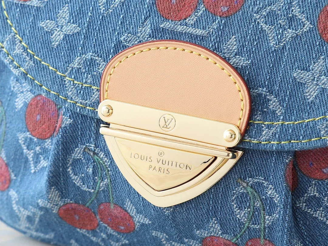 💰280💰Upgraded from the original M13347 M46829. This Sunset handbag relies on exquisite bleaching technology to bring the Monogram Denim pattern, which was born in 2005, back to the new season. Smooth leather trim and metal buckles accentuate the sophisticated construction, making it easy to organize both day and night. Use the included shoulder strap to switch between hand-carrying, shoulder-carrying and cross-body carrying. Dimensions: 27.0 x 18.0 x 3.0 cm (length x height x width)