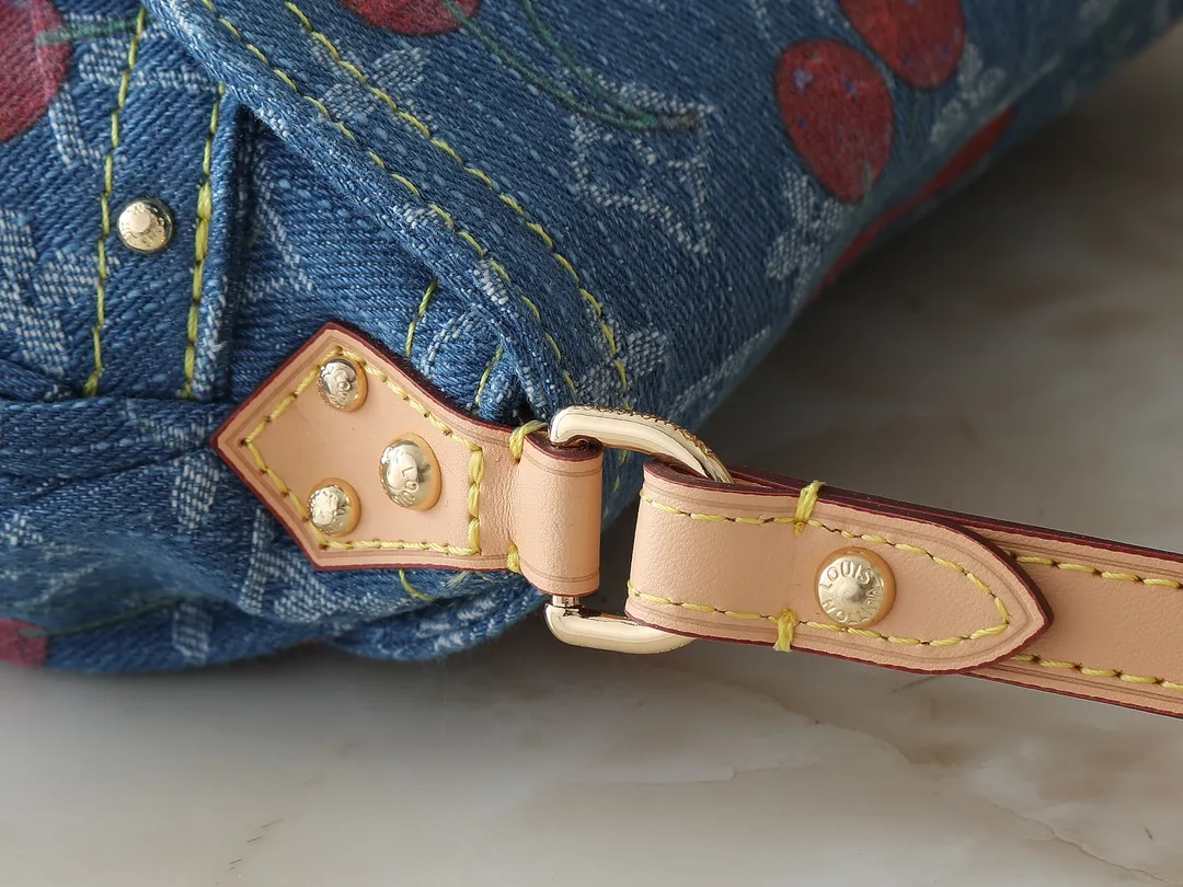 💰280💰Upgraded from the original M13347 M46829. This Sunset handbag relies on exquisite bleaching technology to bring the Monogram Denim pattern, which was born in 2005, back to the new season. Smooth leather trim and metal buckles accentuate the sophisticated construction, making it easy to organize both day and night. Use the included shoulder strap to switch between hand-carrying, shoulder-carrying and cross-body carrying. Dimensions: 27.0 x 18.0 x 3.0 cm (length x height x width)