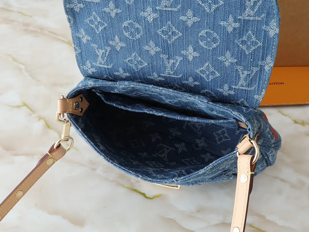 💰280💰Upgraded from the original M13347 M46829. This Sunset handbag relies on exquisite bleaching technology to bring the Monogram Denim pattern, which was born in 2005, back to the new season. Smooth leather trim and metal buckles accentuate the sophisticated construction, making it easy to organize both day and night. Use the included shoulder strap to switch between hand-carrying, shoulder-carrying and cross-body carrying. Dimensions: 27.0 x 18.0 x 3.0 cm (length x height x width)