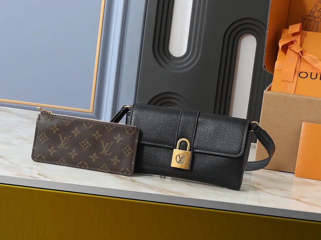 💰220💰Upgraded from the original M12147, this Wallet On Chain handbag is made of soft cow leather, adding functionality to the Low Key series. The removable zipper bag is cut from Monogram canvas, demonstrating the brand's exquisite craftsmanship. The creative LV lock design ensures safe placement of valuables. Dimensions: 22.0 x 13.0 x 3.5 cm (length x height x width)