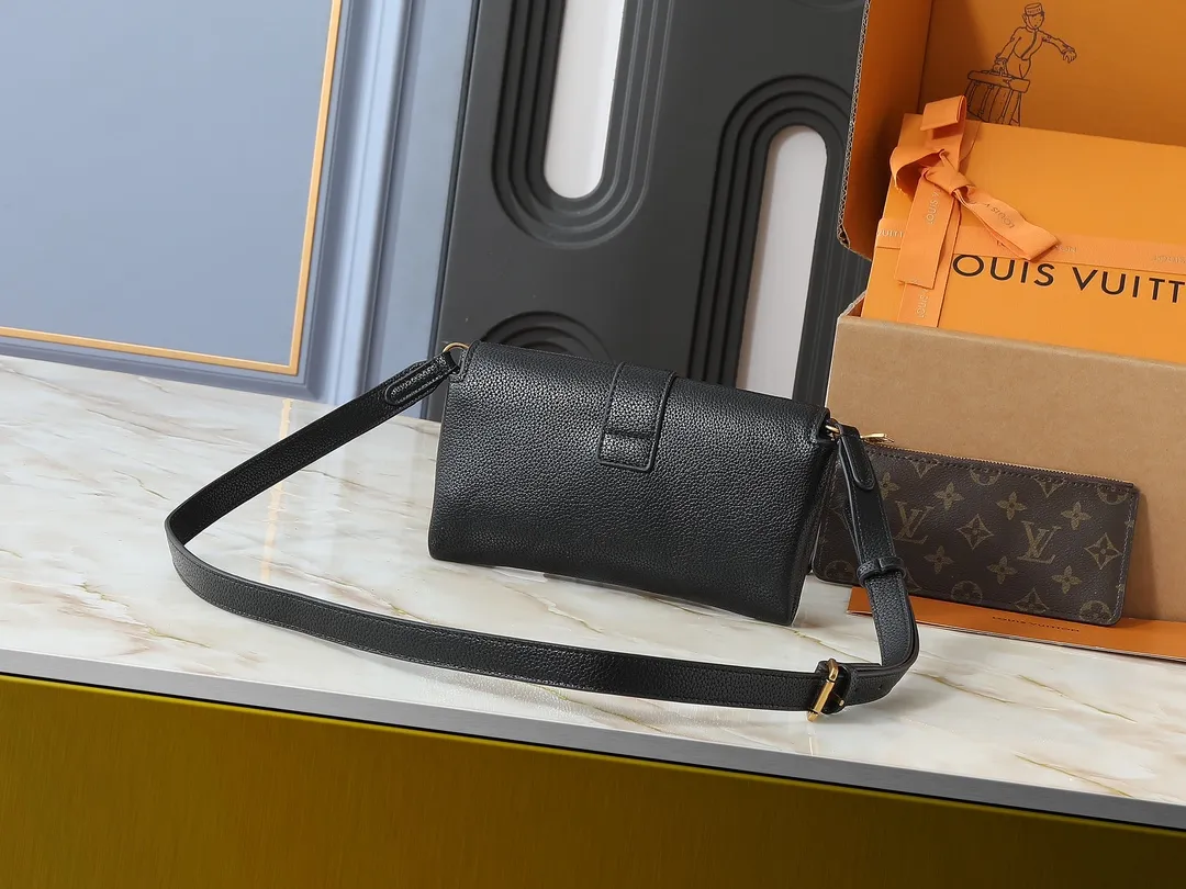 💰220💰Upgraded from the original M12147, this Wallet On Chain handbag is made of soft cow leather, adding functionality to the Low Key series. The removable zipper bag is cut from Monogram canvas, demonstrating the brand's exquisite craftsmanship. The creative LV lock design ensures safe placement of valuables. Dimensions: 22.0 x 13.0 x 3.5 cm (length x height x width)