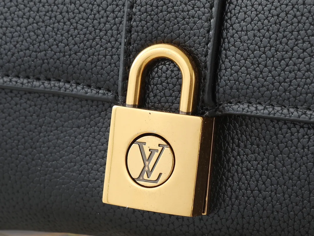 💰220💰Upgraded from the original M12147, this Wallet On Chain handbag is made of soft cow leather, adding functionality to the Low Key series. The removable zipper bag is cut from Monogram canvas, demonstrating the brand's exquisite craftsmanship. The creative LV lock design ensures safe placement of valuables. Dimensions: 22.0 x 13.0 x 3.5 cm (length x height x width)